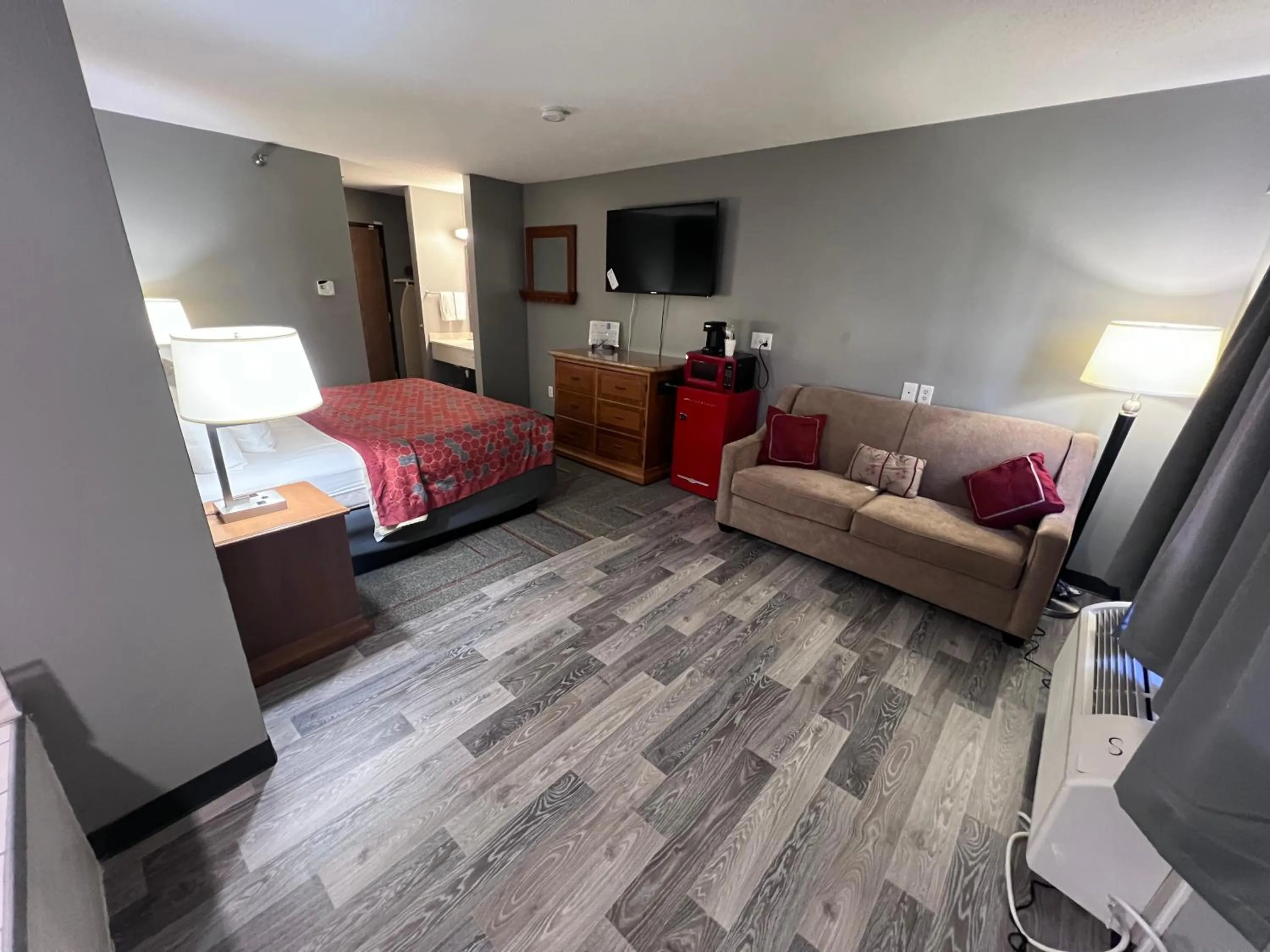 Photo of the whole room, Bed in American Inn and Suites Ionia