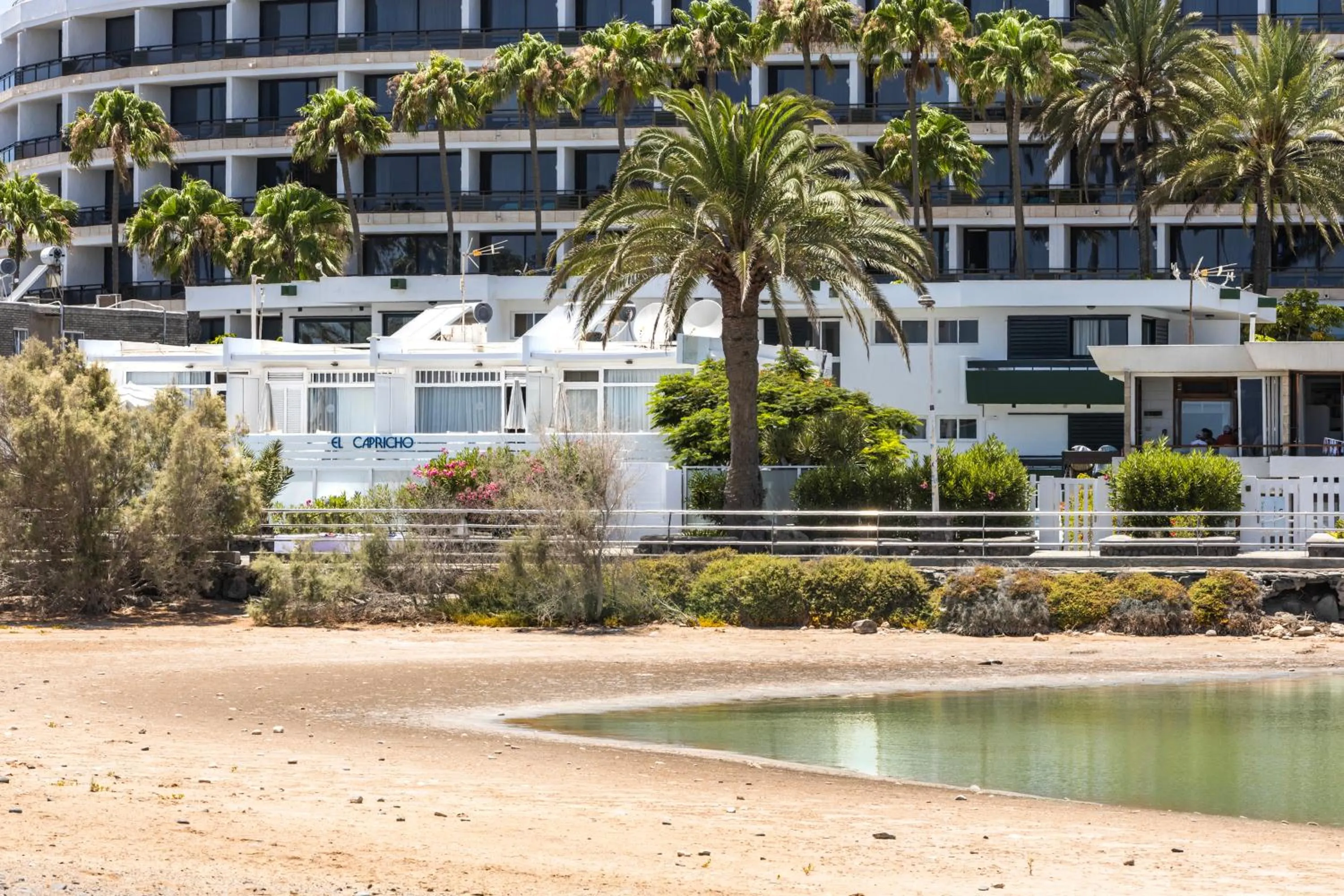 Property building in Apartamentos El Capricho