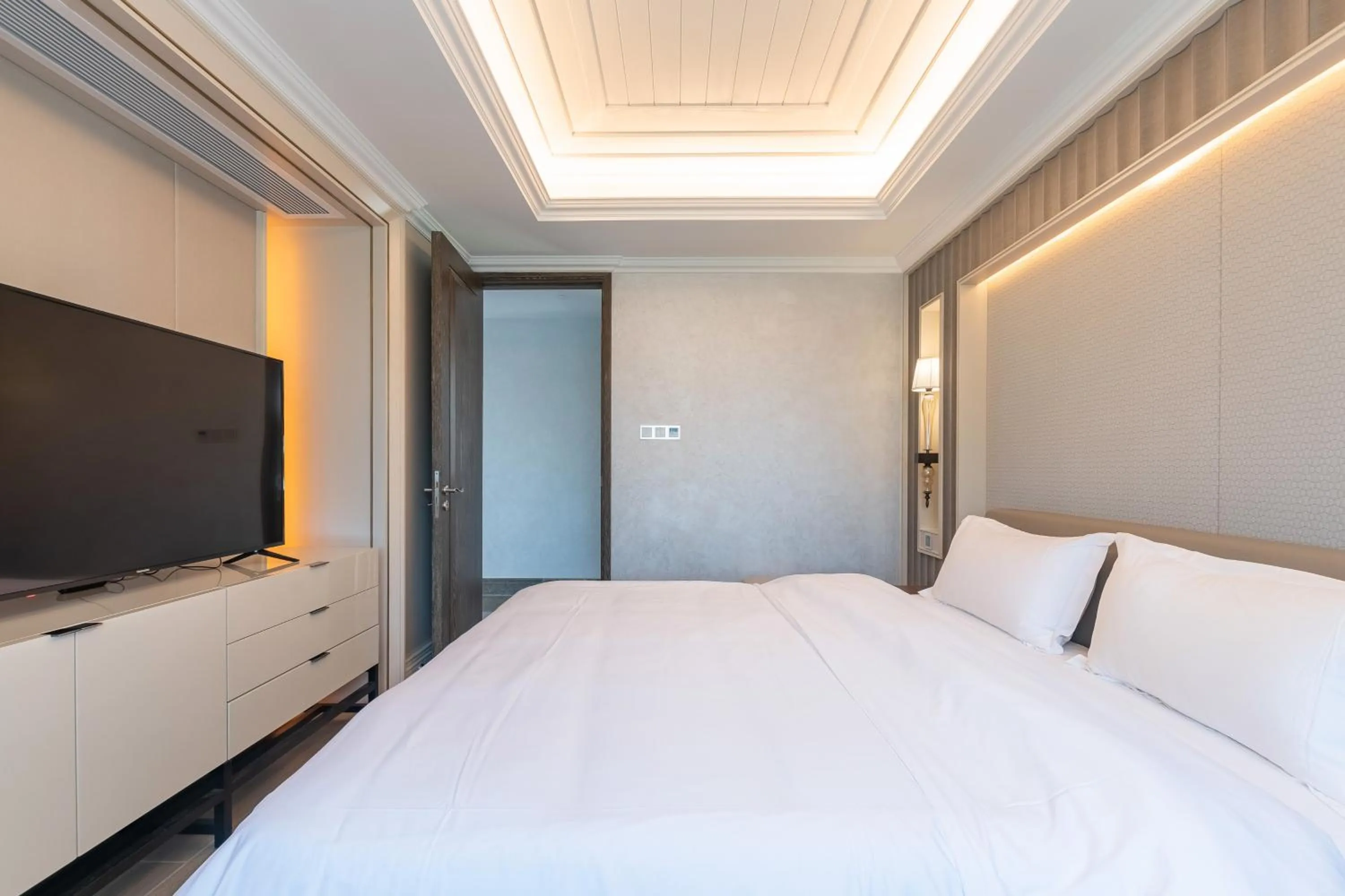 Bed in HaitangBay Loosen Coast Resort Villas