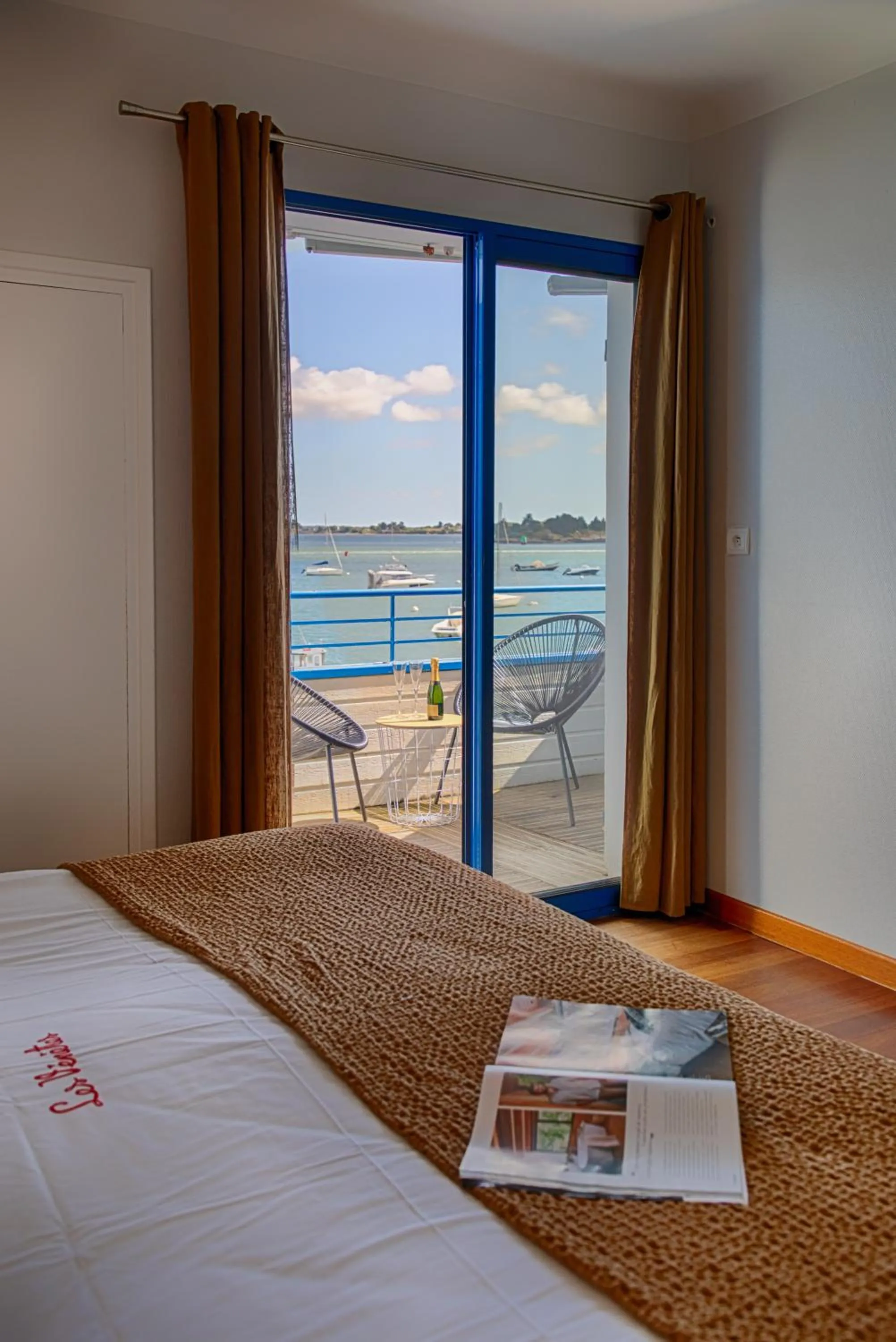 Balcony/Terrace, Bed in Hotel Restaurant Les Venetes