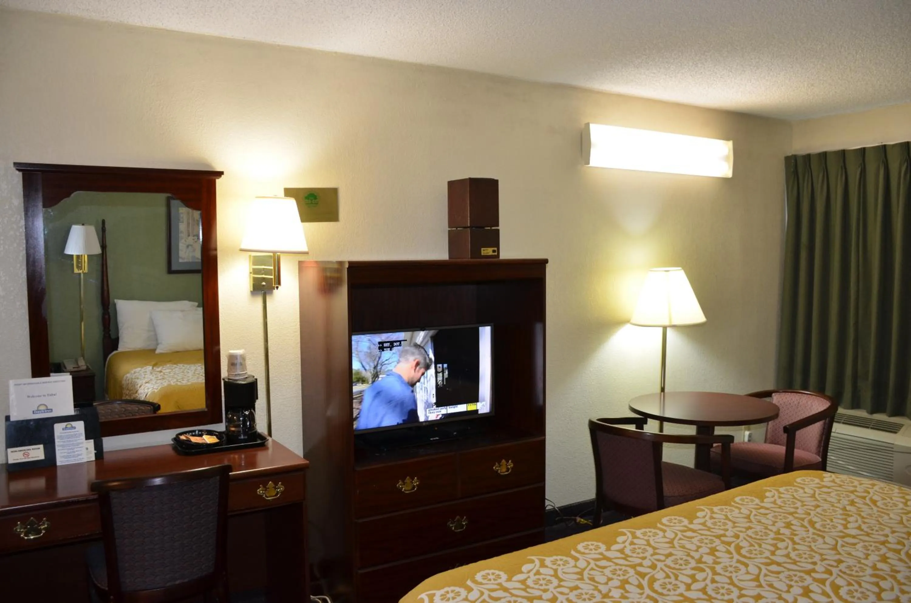 Bedroom in Days Inn by Wyndham Southern Hills/ORU