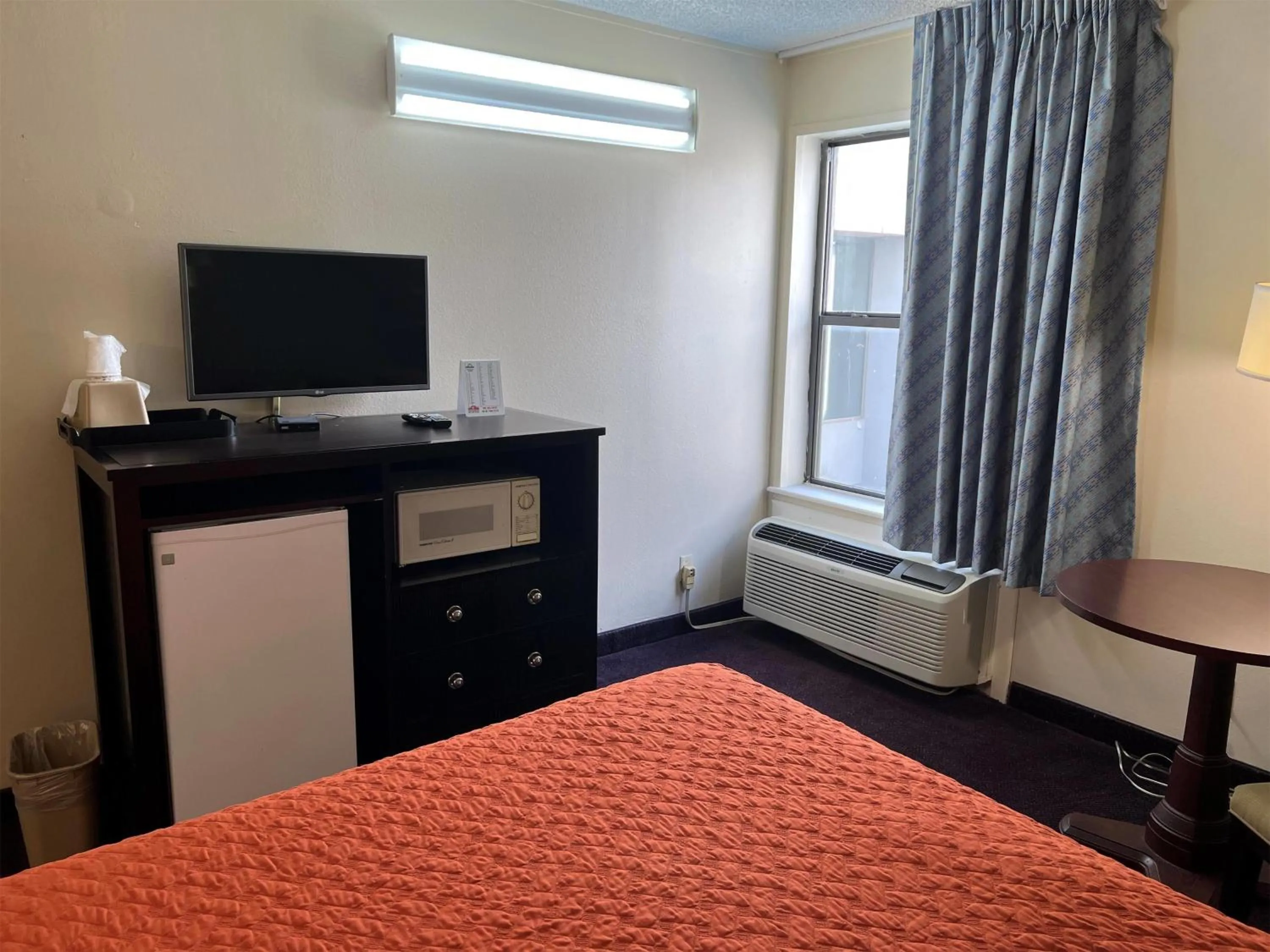 Photo of the whole room in Days Inn by Wyndham Southern Hills/ORU
