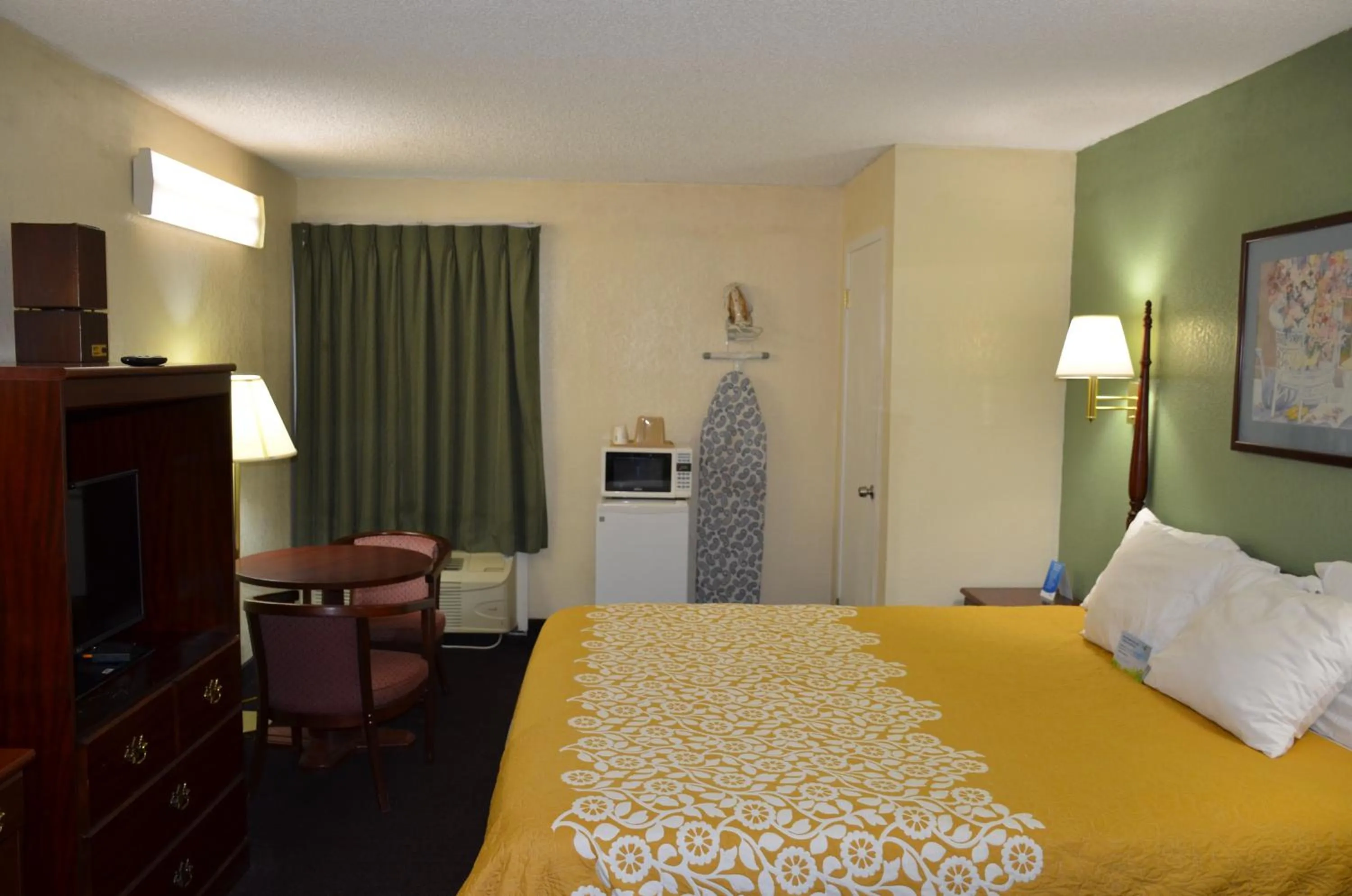 Bedroom in Days Inn by Wyndham Southern Hills/ORU