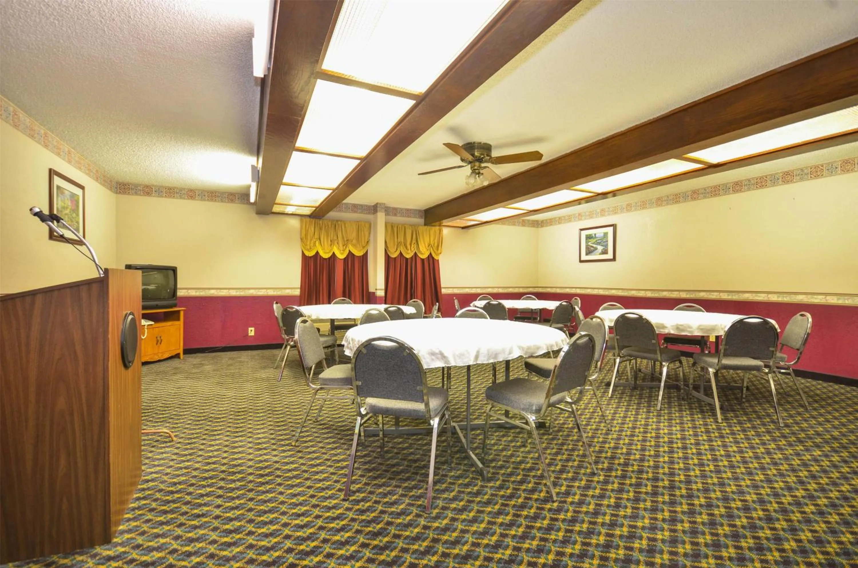 Meeting/conference room in Days Inn by Wyndham Southern Hills/ORU