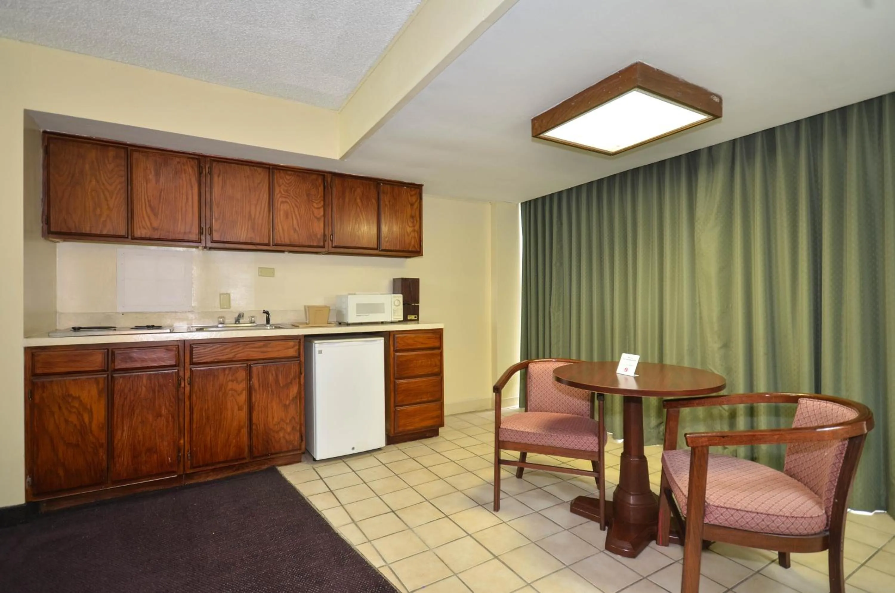 Dining area in Days Inn by Wyndham Southern Hills/ORU