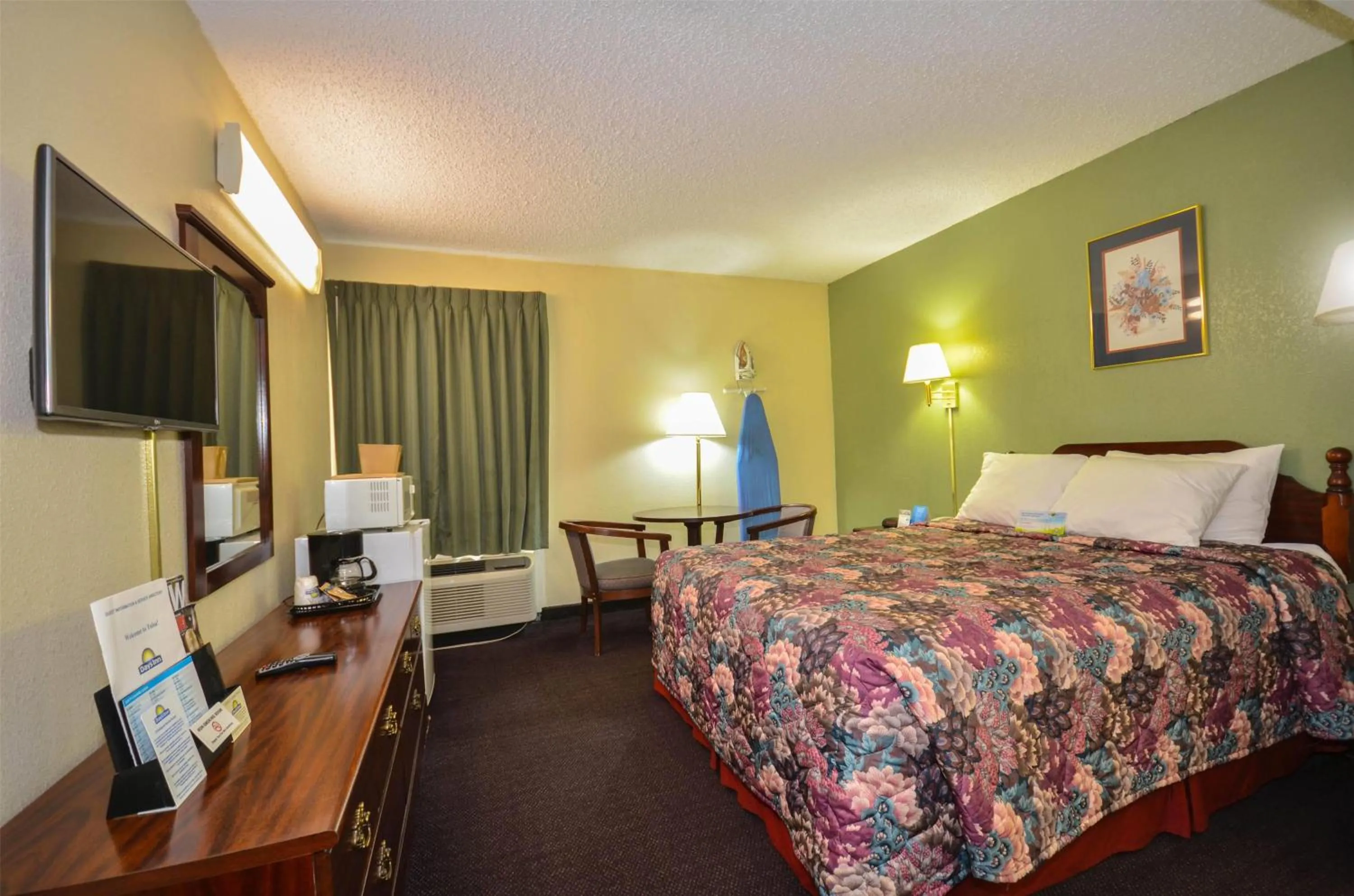 Photo of the whole room in Days Inn by Wyndham Southern Hills/ORU