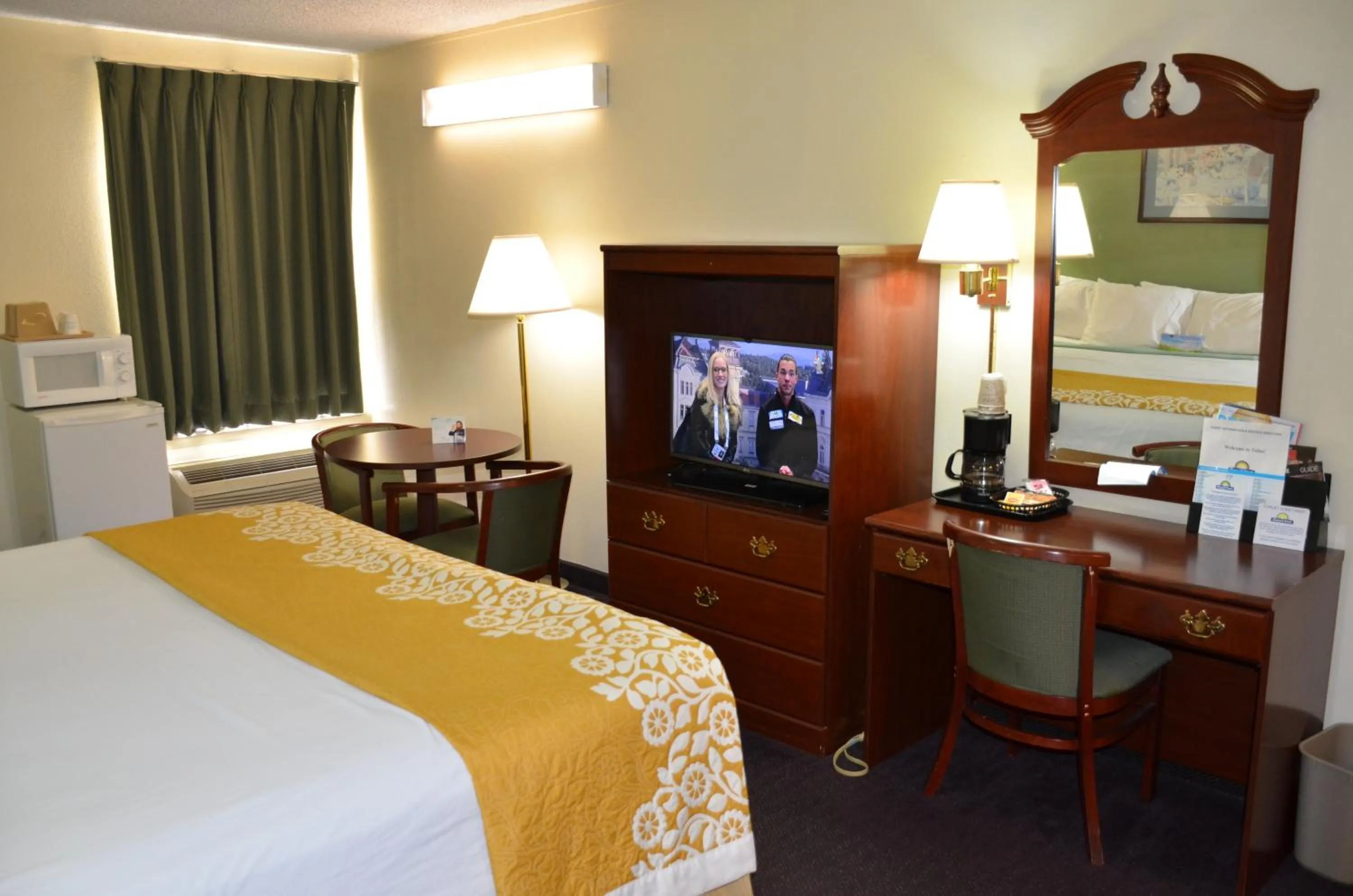 Bedroom in Days Inn by Wyndham Southern Hills/ORU