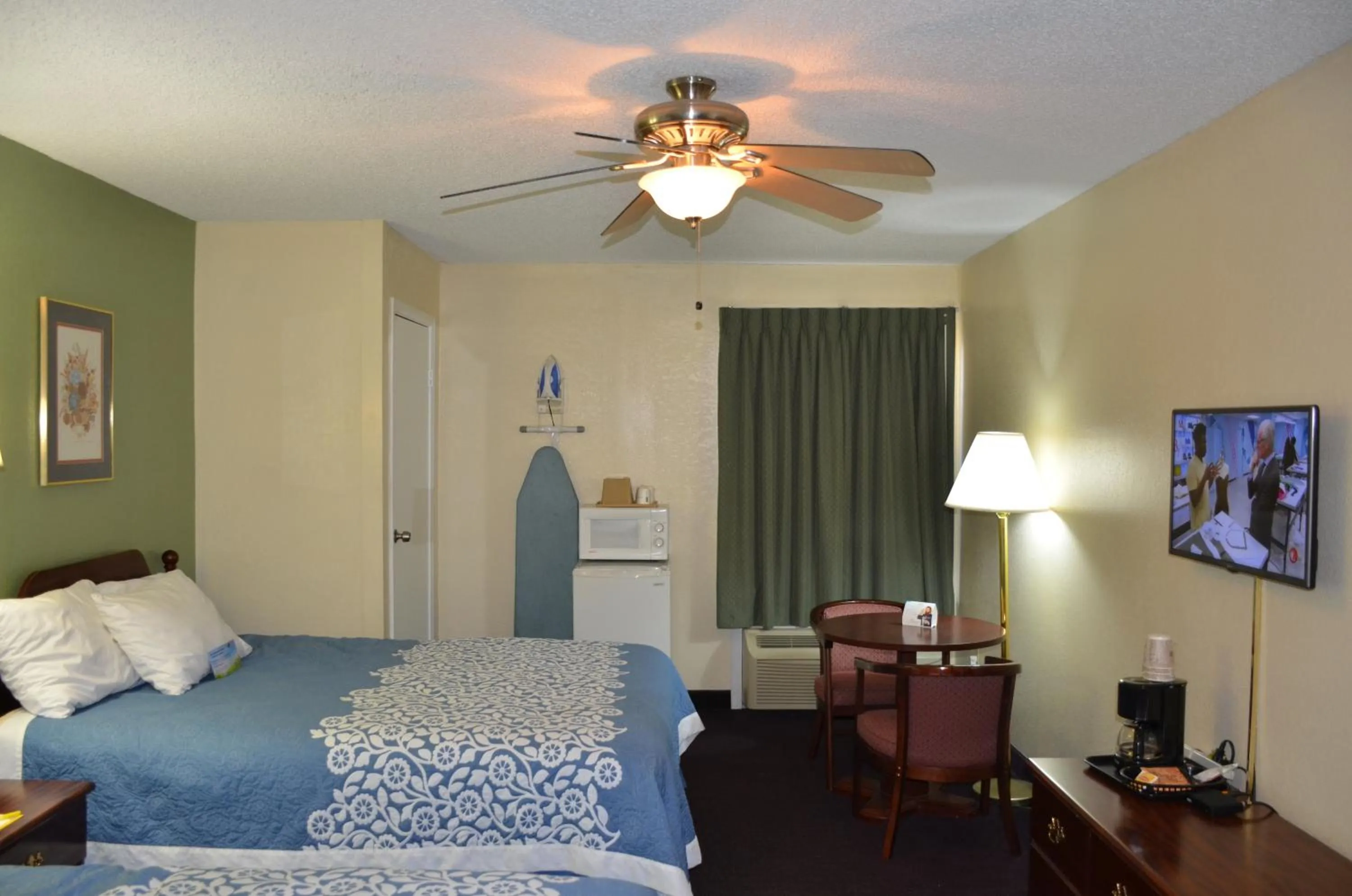 Bedroom in Days Inn by Wyndham Southern Hills/ORU