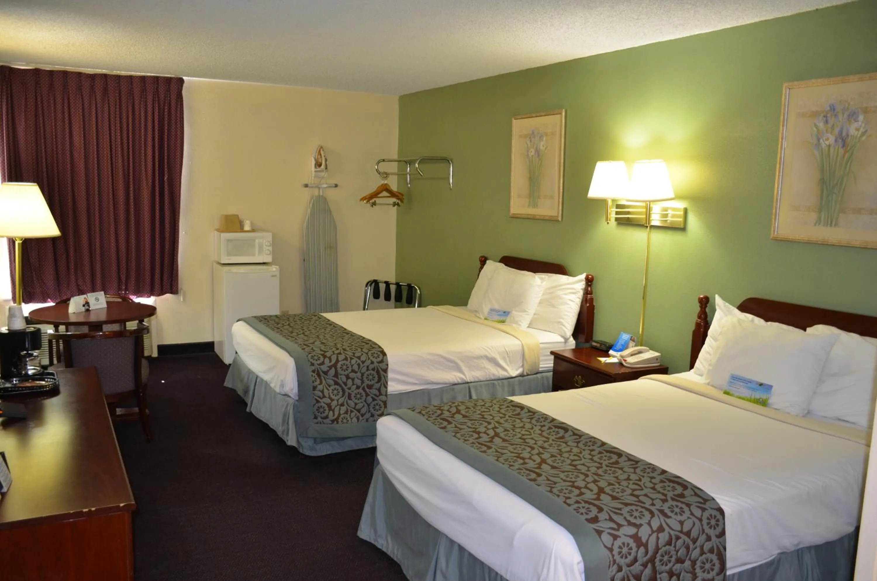 Bedroom in Days Inn by Wyndham Southern Hills/ORU