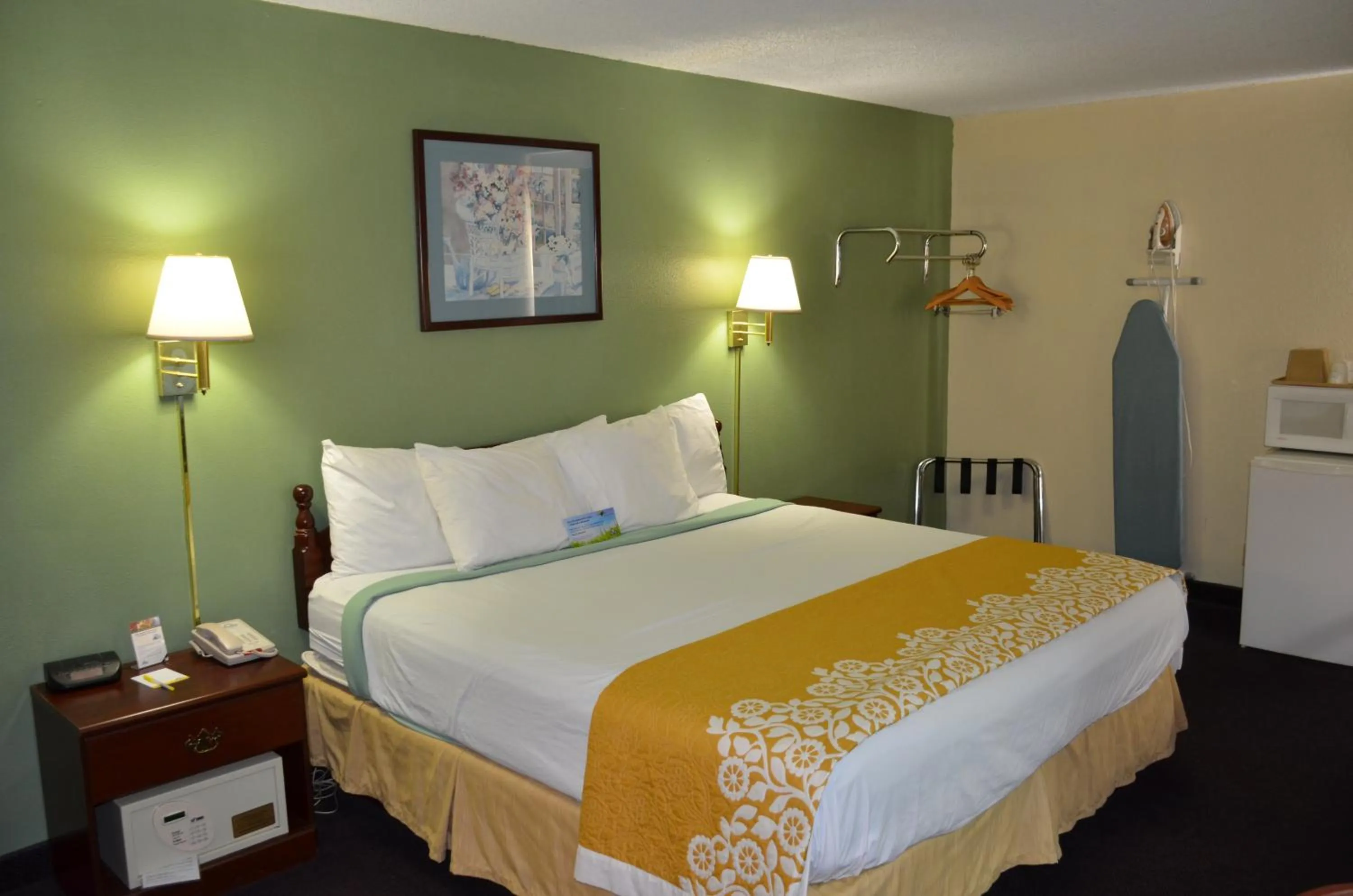 Days Inn by Wyndham Southern Hills/ORU