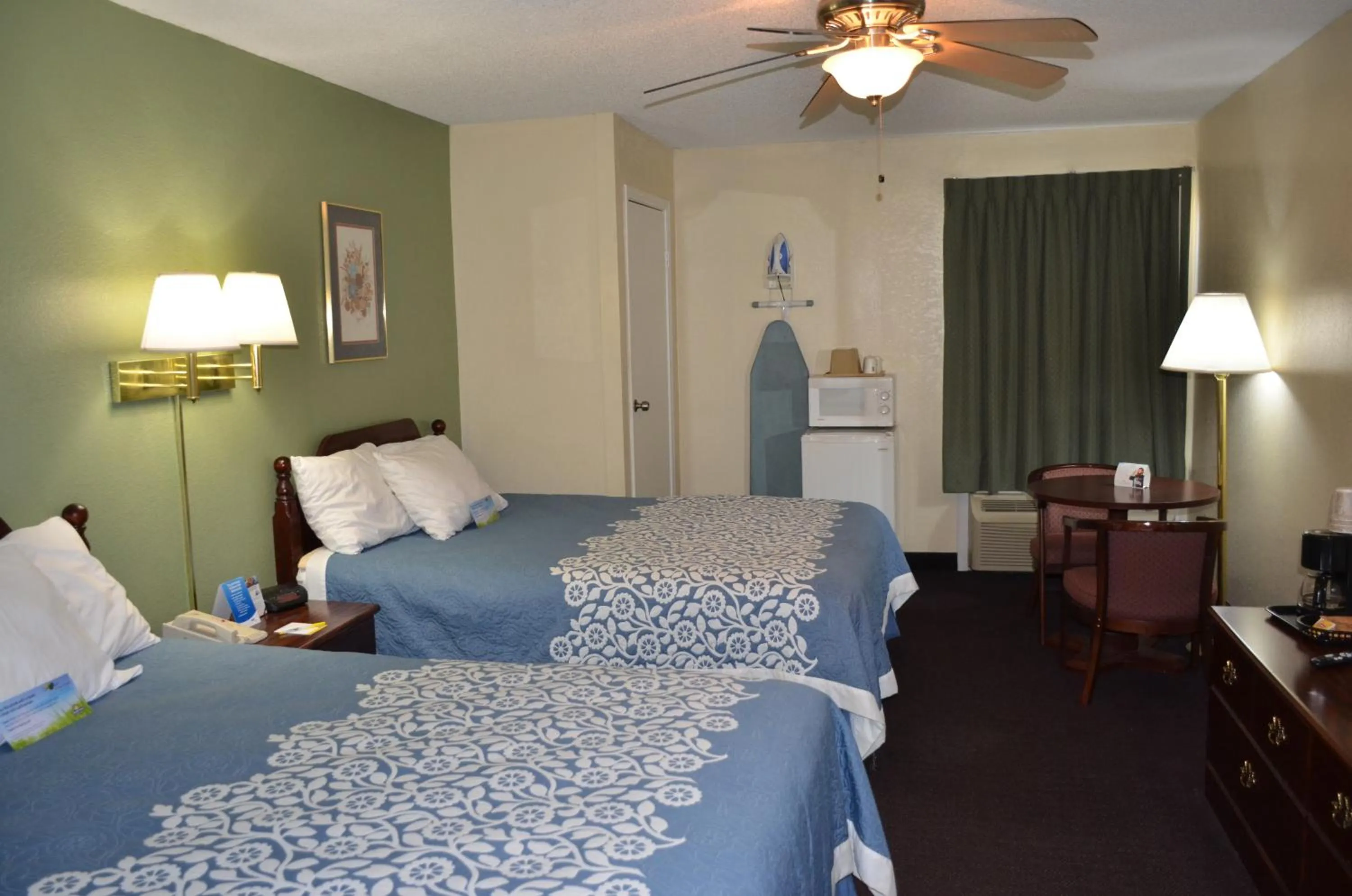 Bedroom in Days Inn by Wyndham Southern Hills/ORU