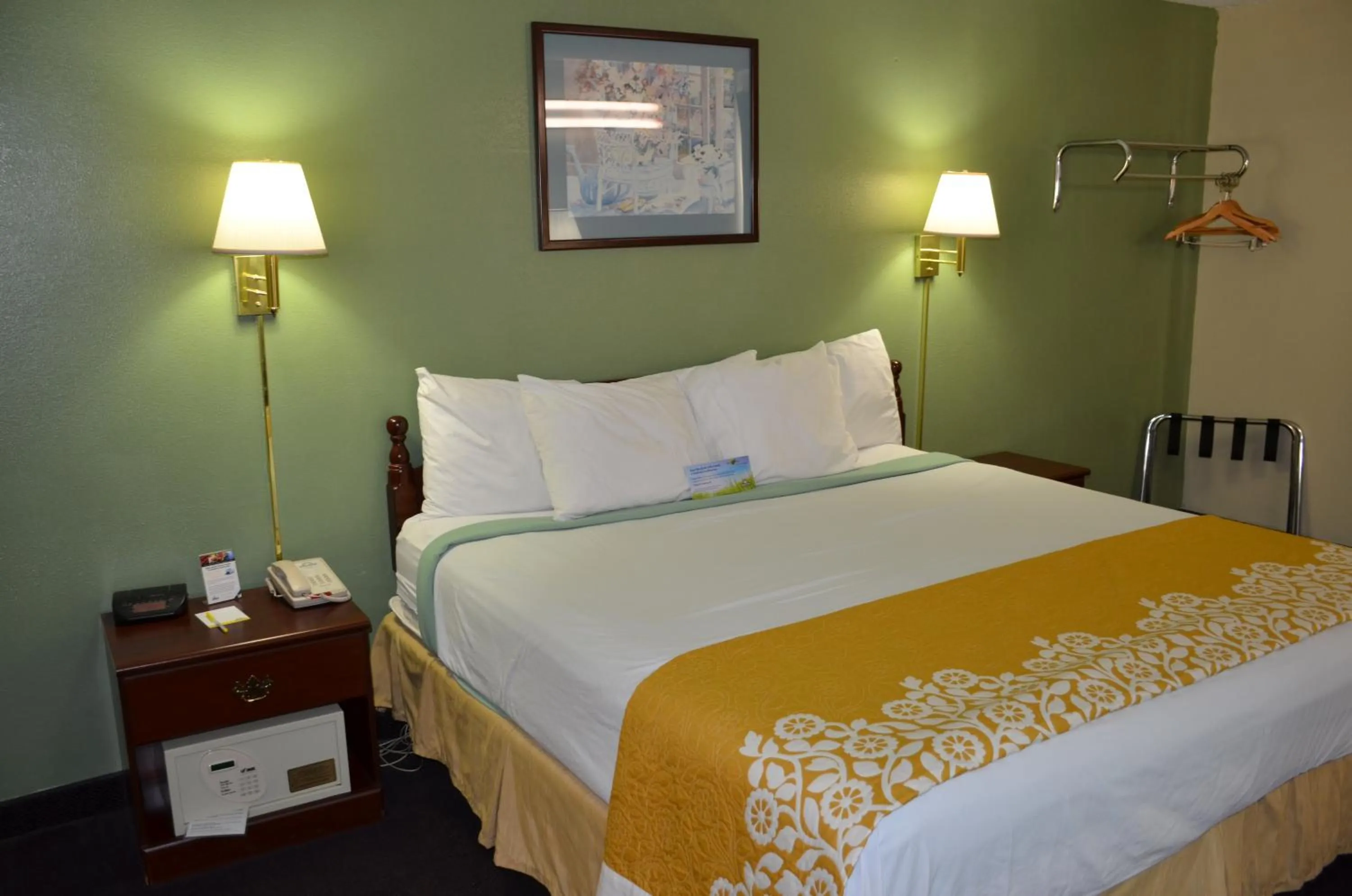 Bedroom in Days Inn by Wyndham Southern Hills/ORU