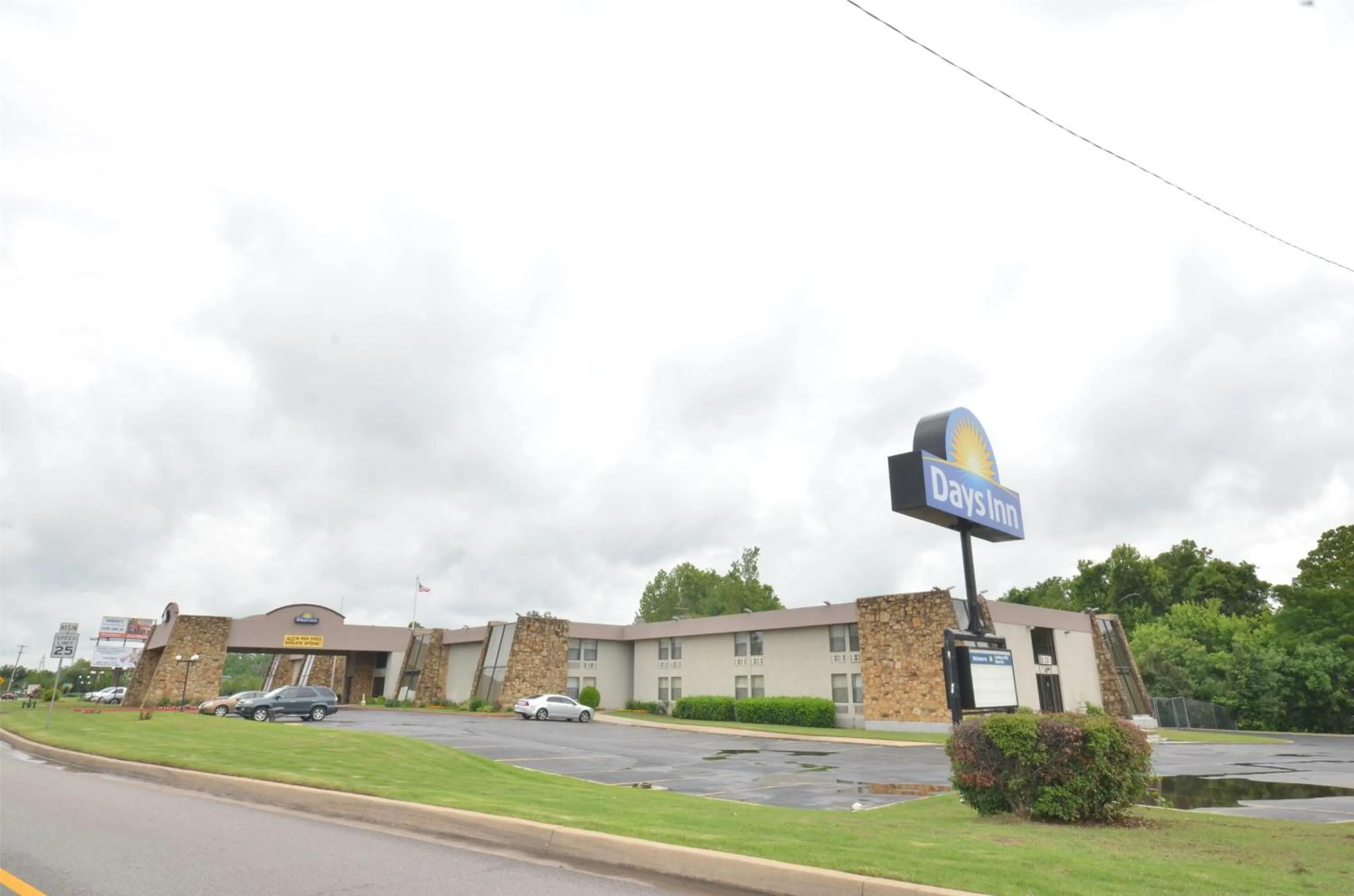 Days Inn by Wyndham Southern Hills/ORU