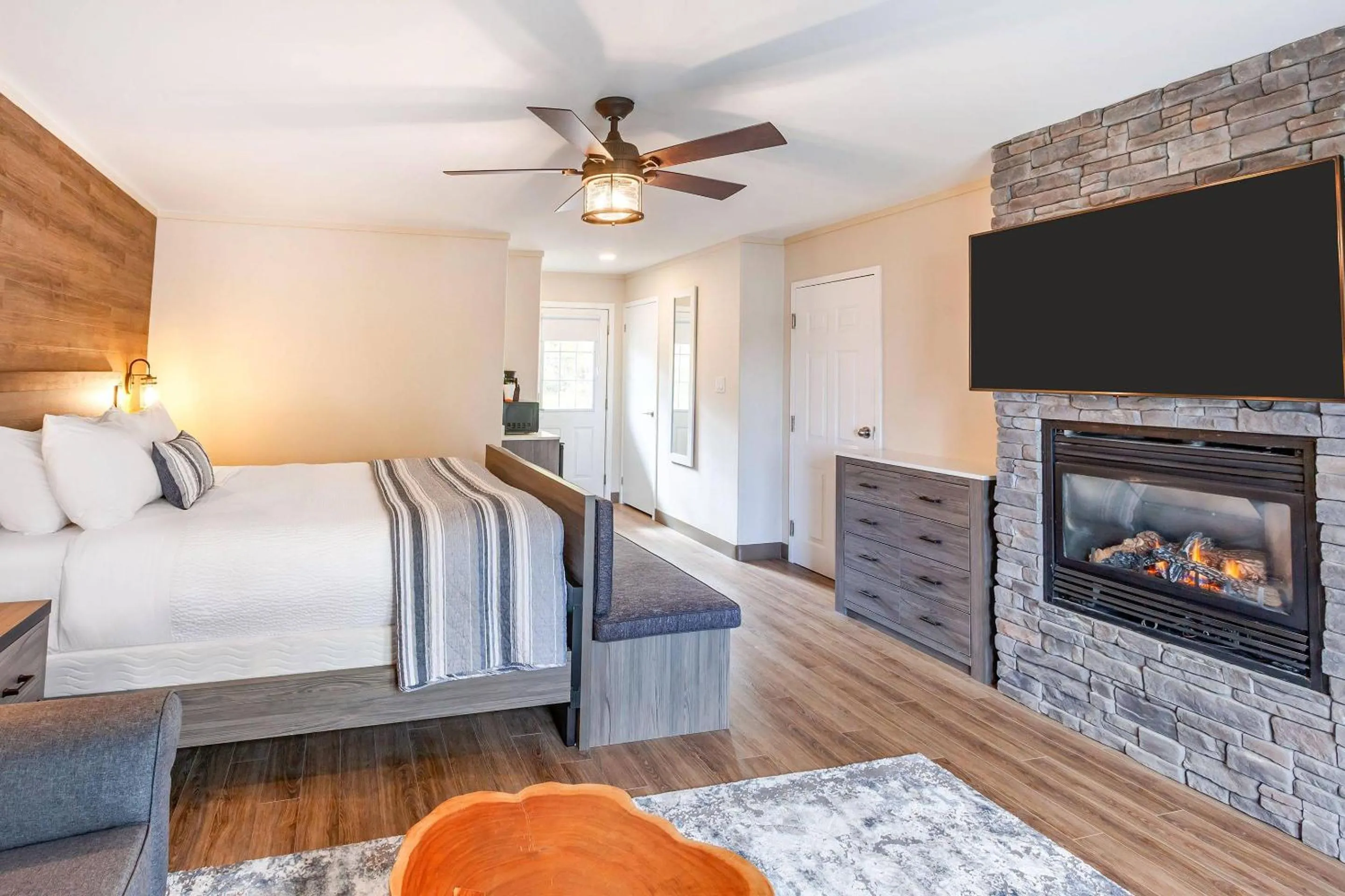 Bedroom, Bed in Bayview Wildwood Resort, an Ascend Collection Resort