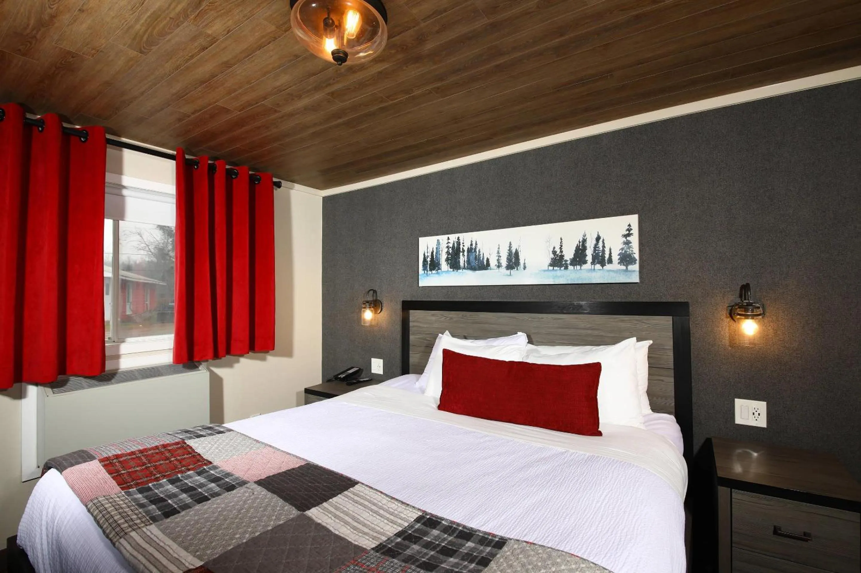 Bedroom, Bed in Bayview Wildwood Resort, an Ascend Collection Resort