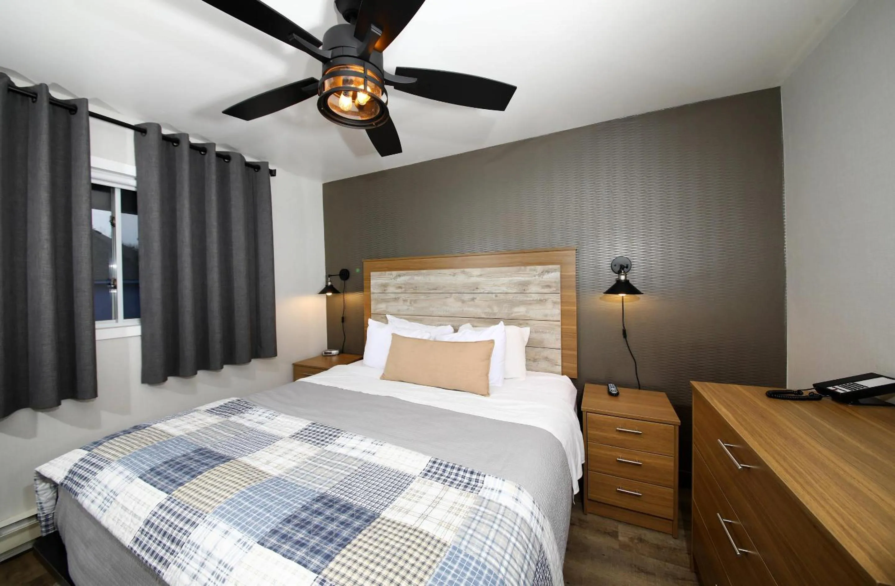 Bedroom, Bed in Bayview Wildwood Resort, an Ascend Collection Resort