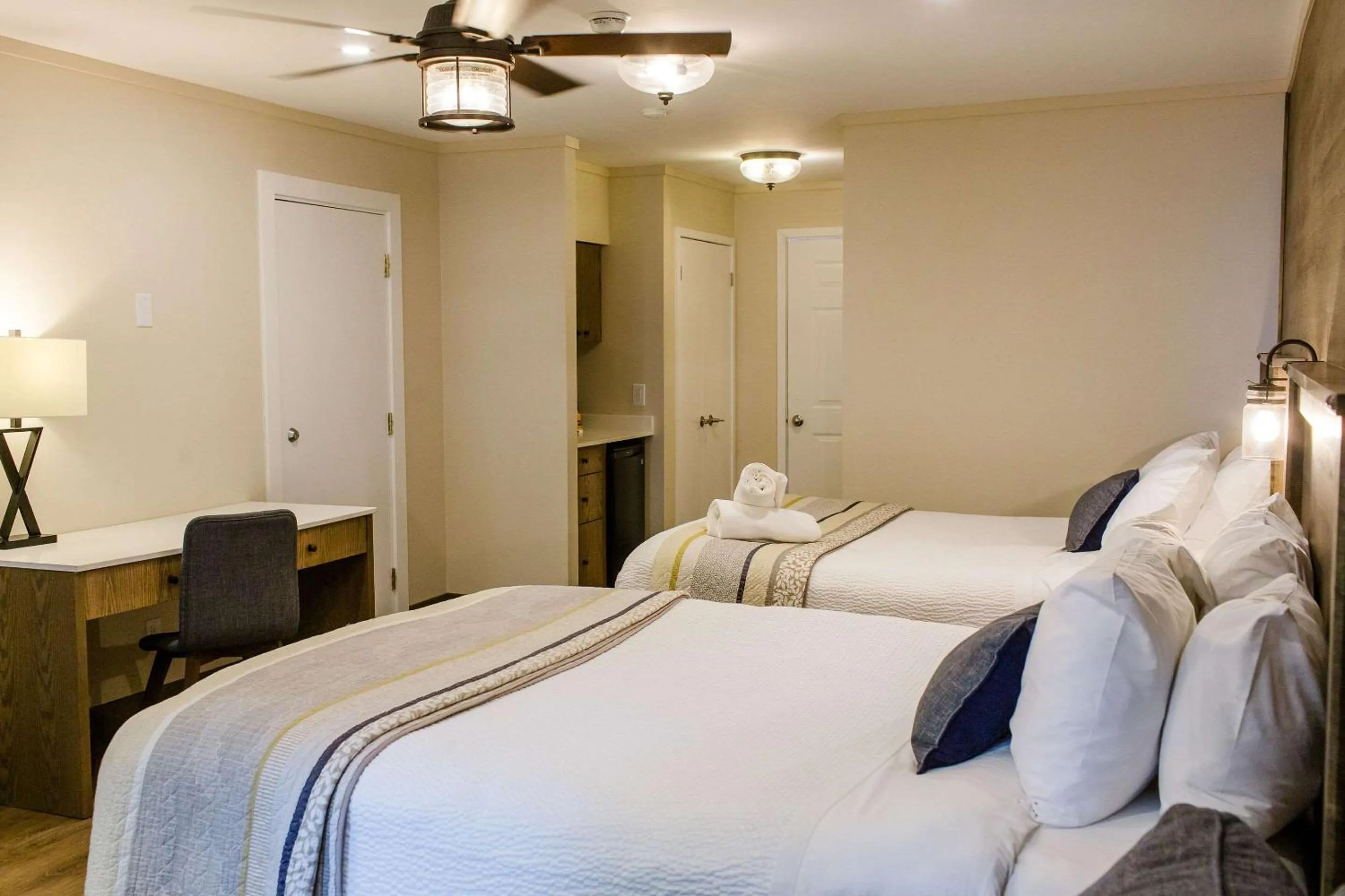 Queen Room with Two Queen Beds and Balcony/Lake View - Non-Smoking in Bayview Wildwood Resort, an Ascend Collection Resort