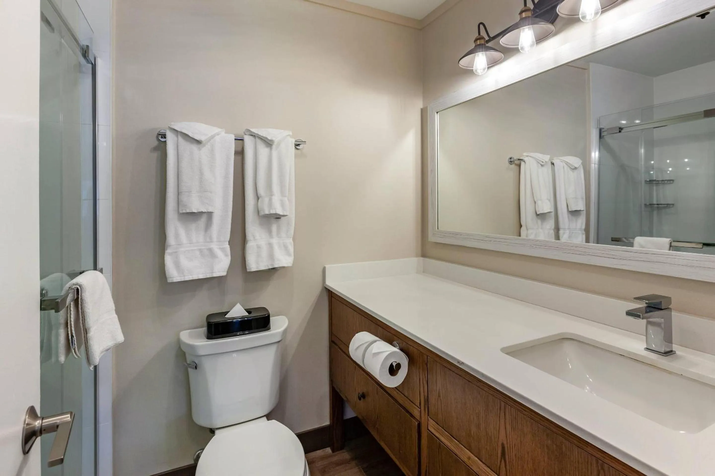 Bedroom in Bayview Wildwood Resort, an Ascend Collection Resort