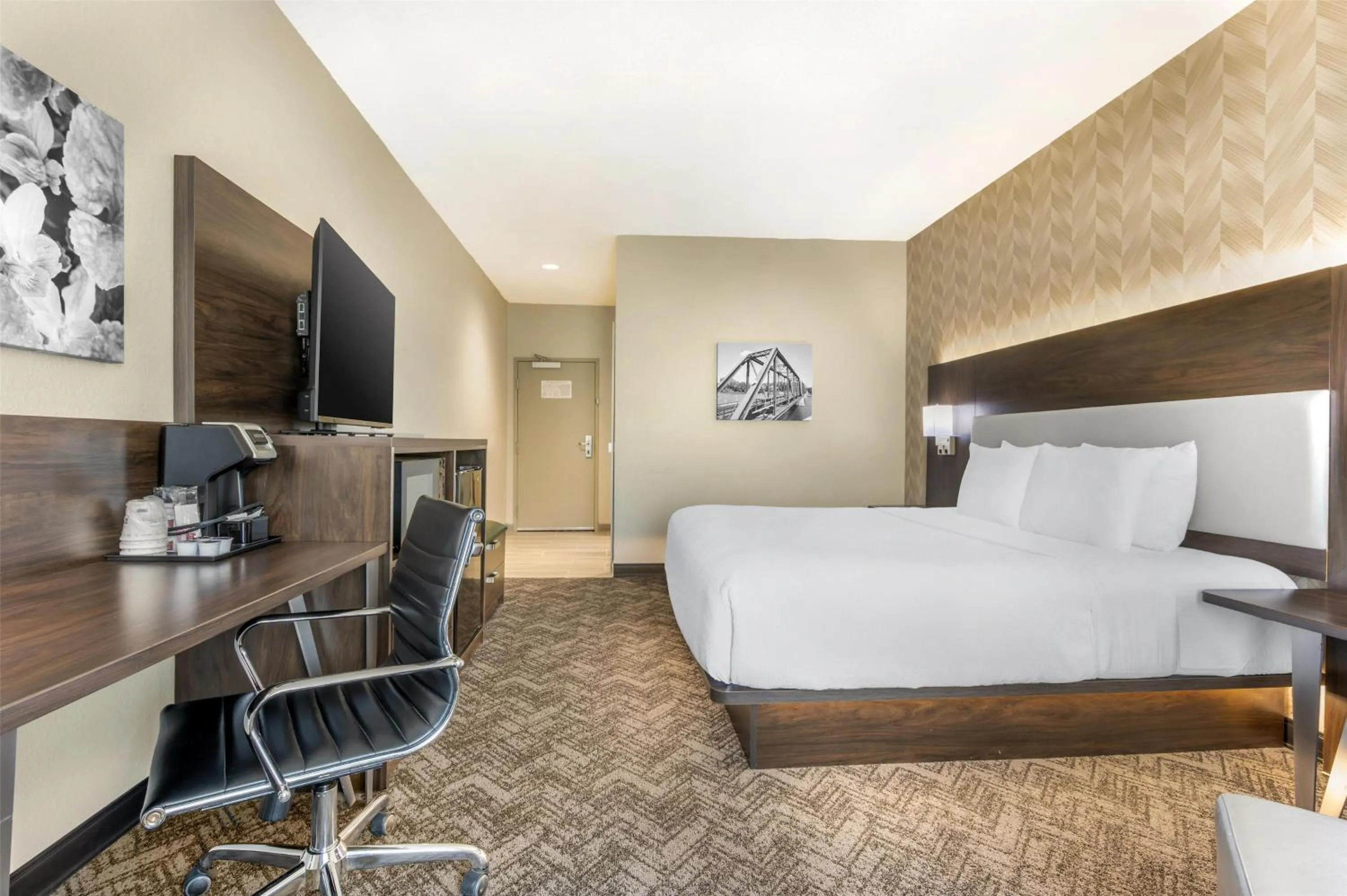 Bedroom, Bed in Best Western Plus Parkside Inn & Suites