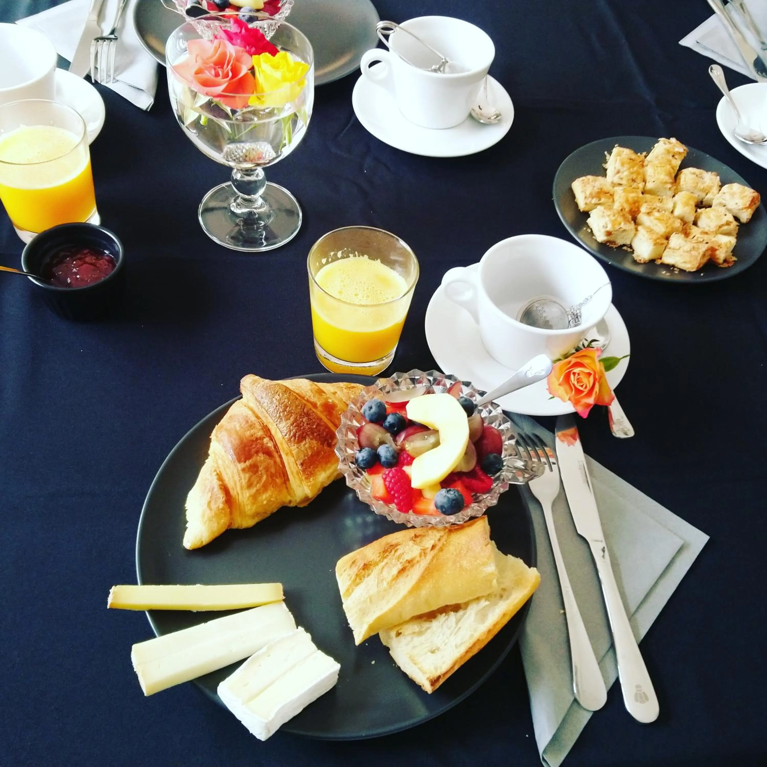 Restaurant/places to eat in Plgfe - Maison d'hôtes EPICUROOMS - Suites romantiques 5 étoiles