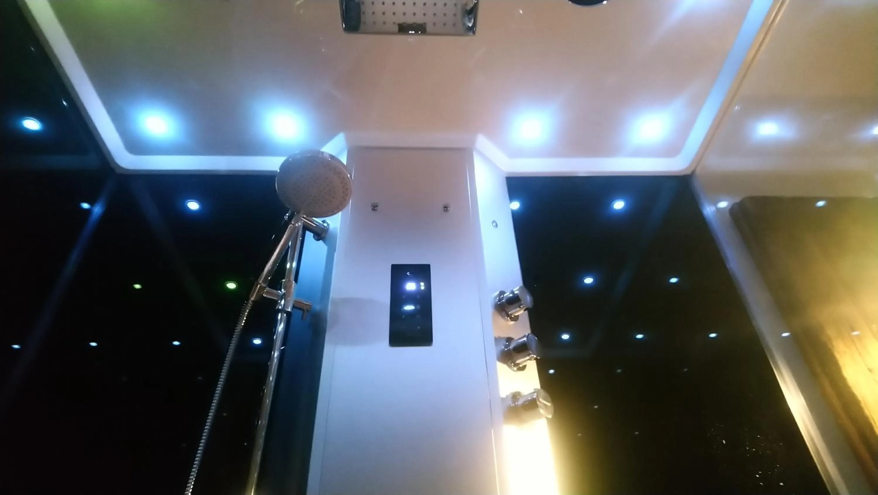 Shower in Plgfe - Maison d'hôtes EPICUROOMS - Suites romantiques 5 étoiles