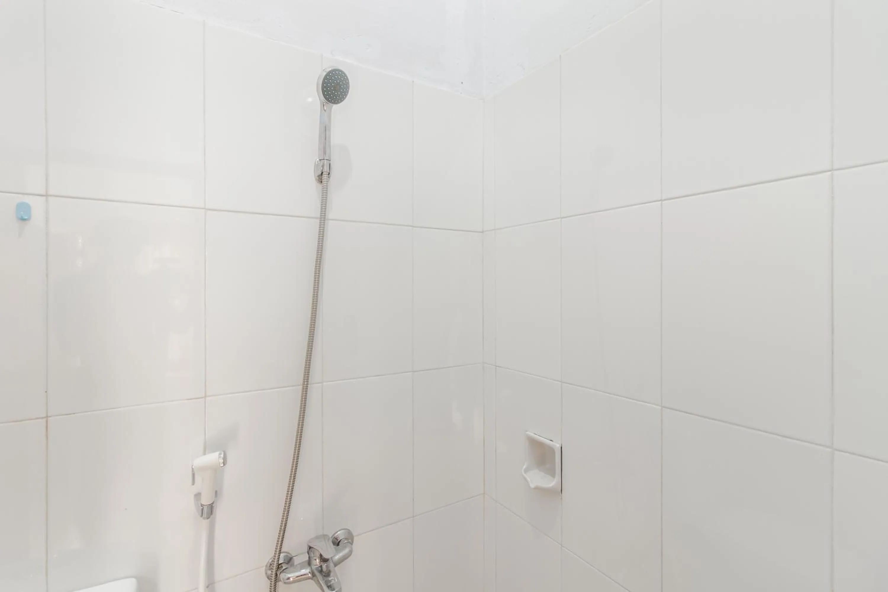 Shower in KoolKost Syariah near Ayani Mega Mall Pontianak