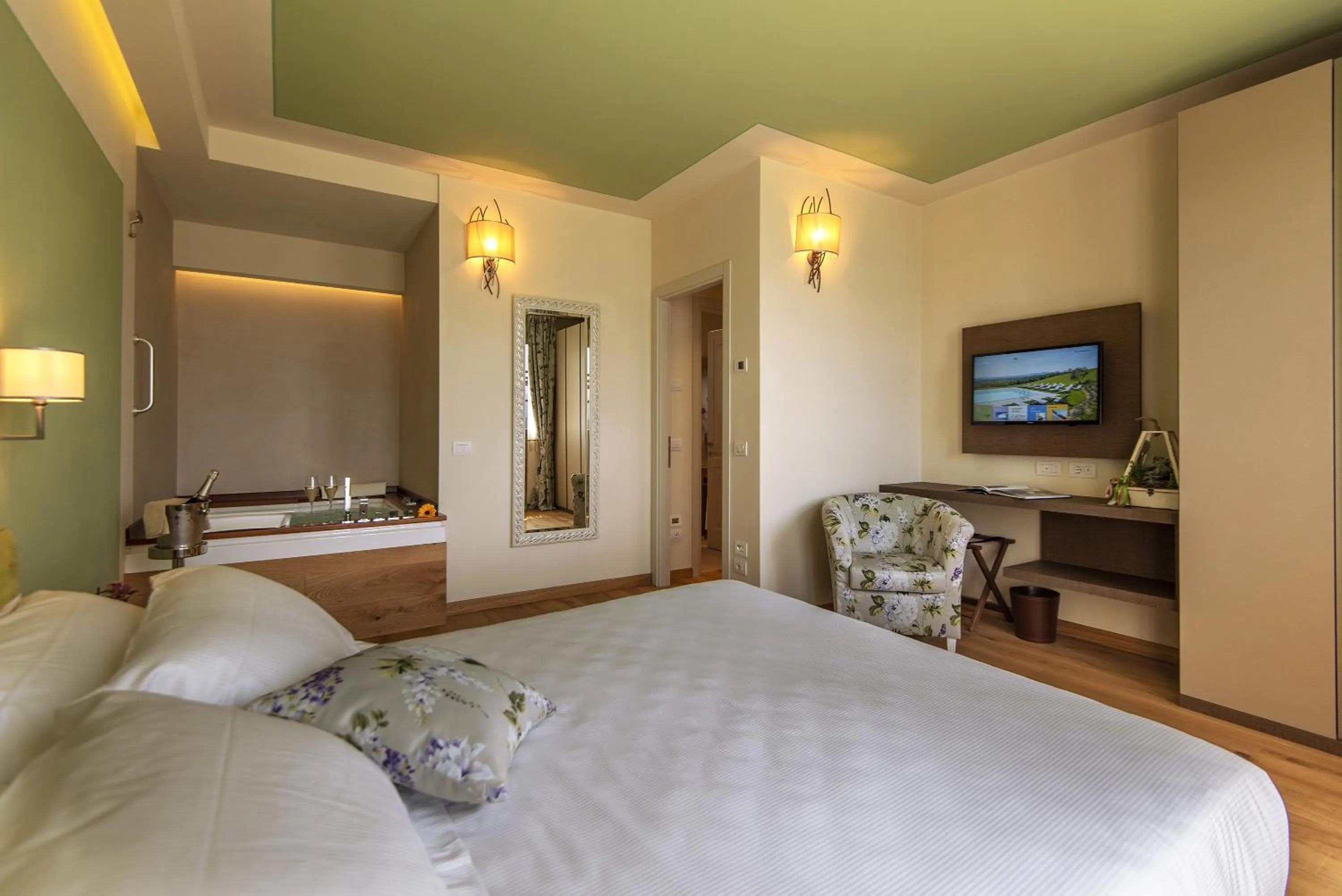 Photo of the whole room, Bed in Resort 37