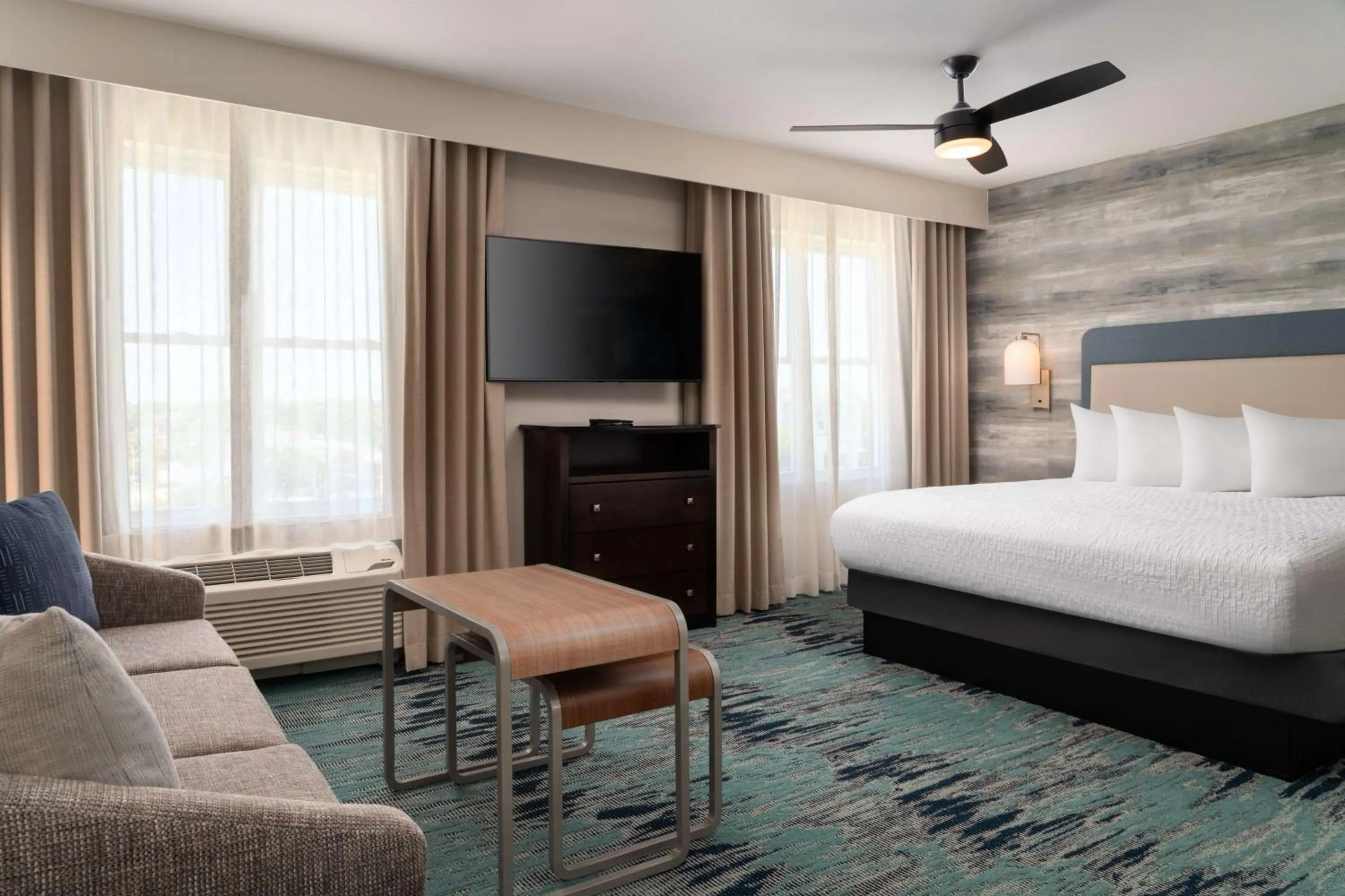 Living room, Bed in Homewood Suites by Hilton Newport-Middletown