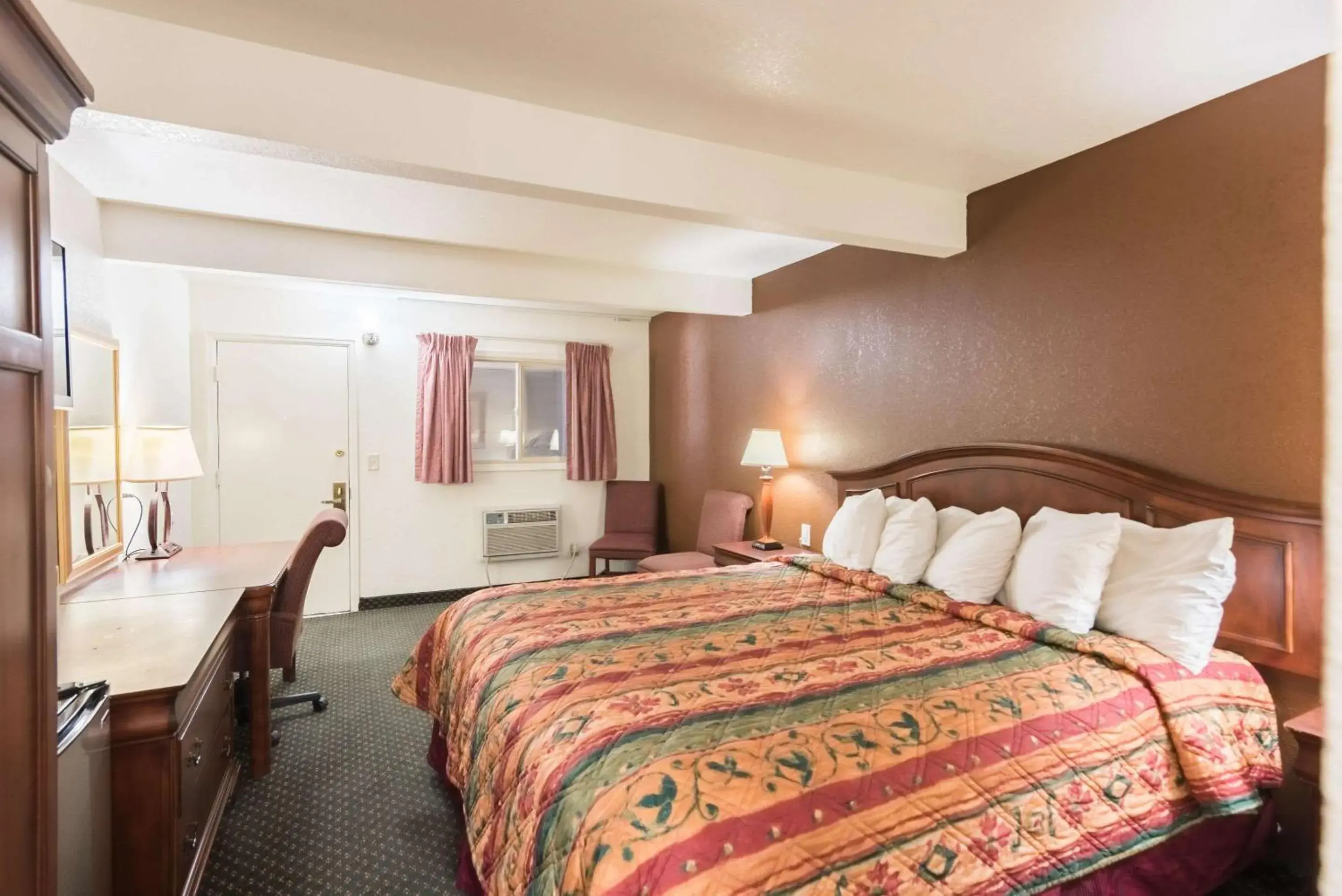 Standard King Room - Non-Smoking in 1st Interstate Inn Montrose Standard King Room - Non-Smoking in 1st Interstate Inn Montrose