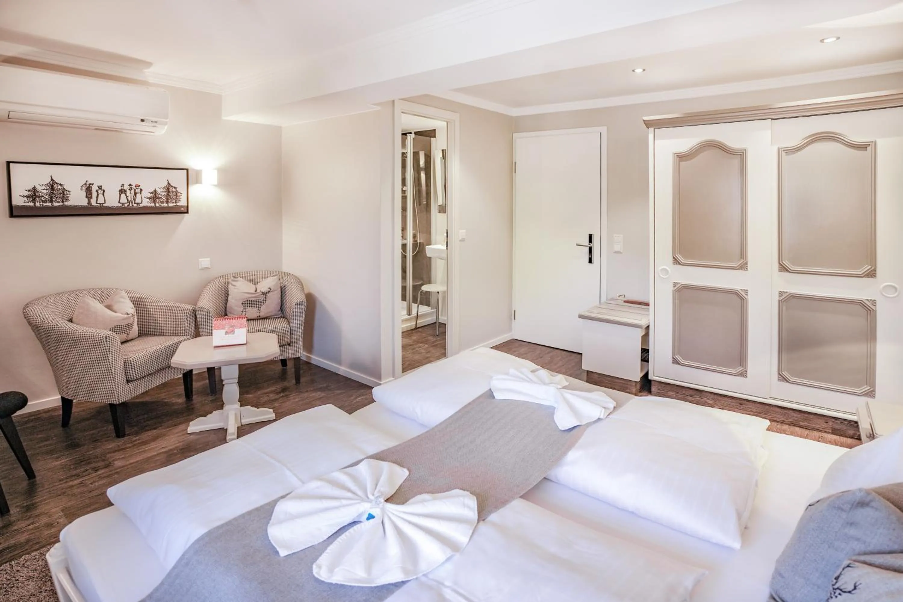 Photo of the whole room, Bed in Hotel Restaurant Der Engel, Sasbachwalden