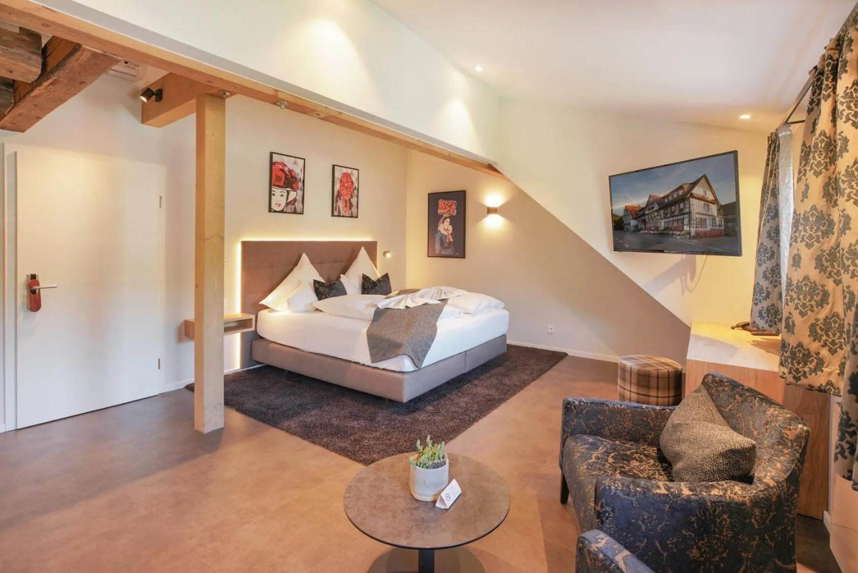 Photo of the whole room, Bed in Hotel Restaurant Der Engel, Sasbachwalden