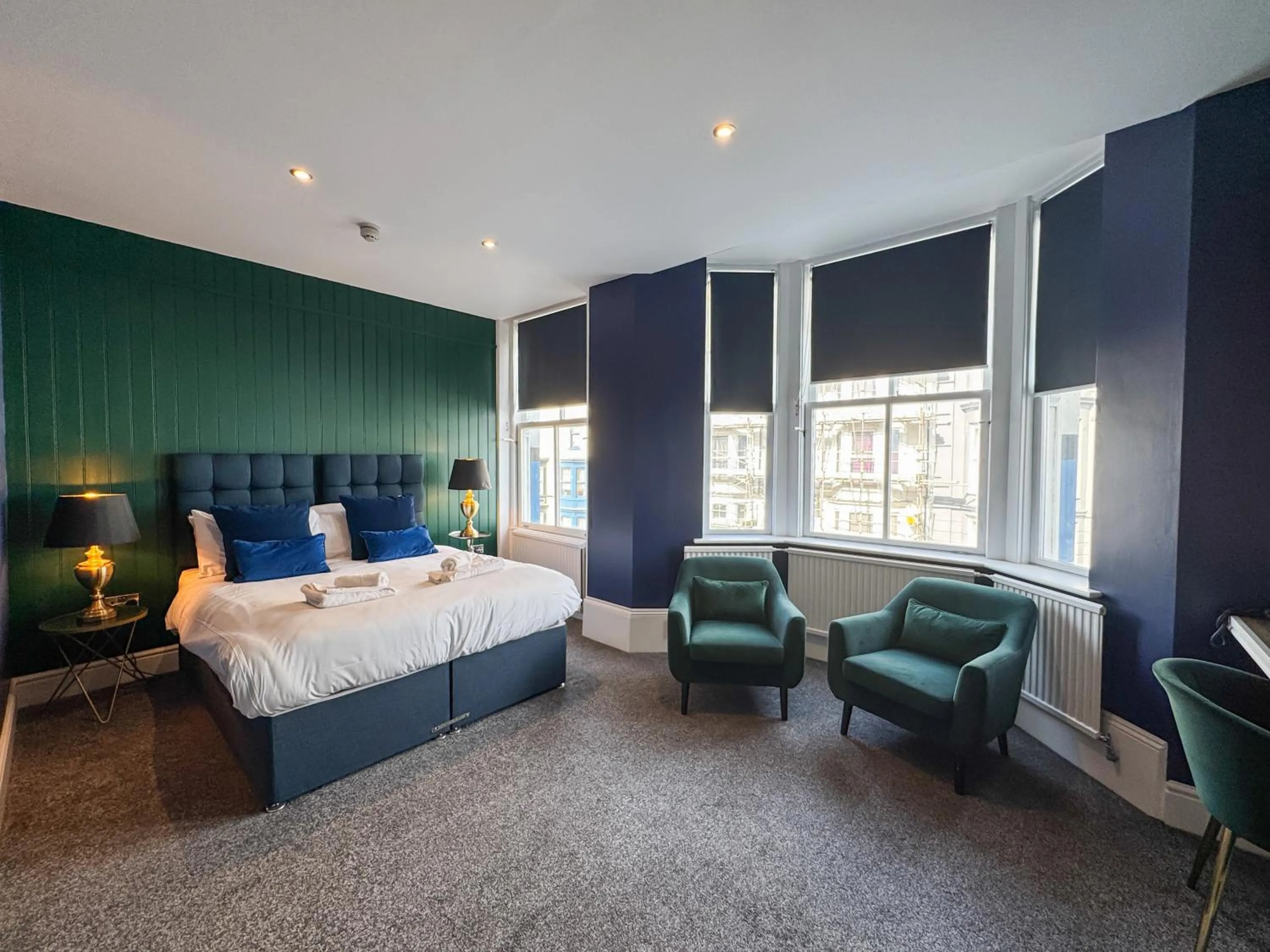 Seating area, Bed in Delmont Hotel & View Restaurant