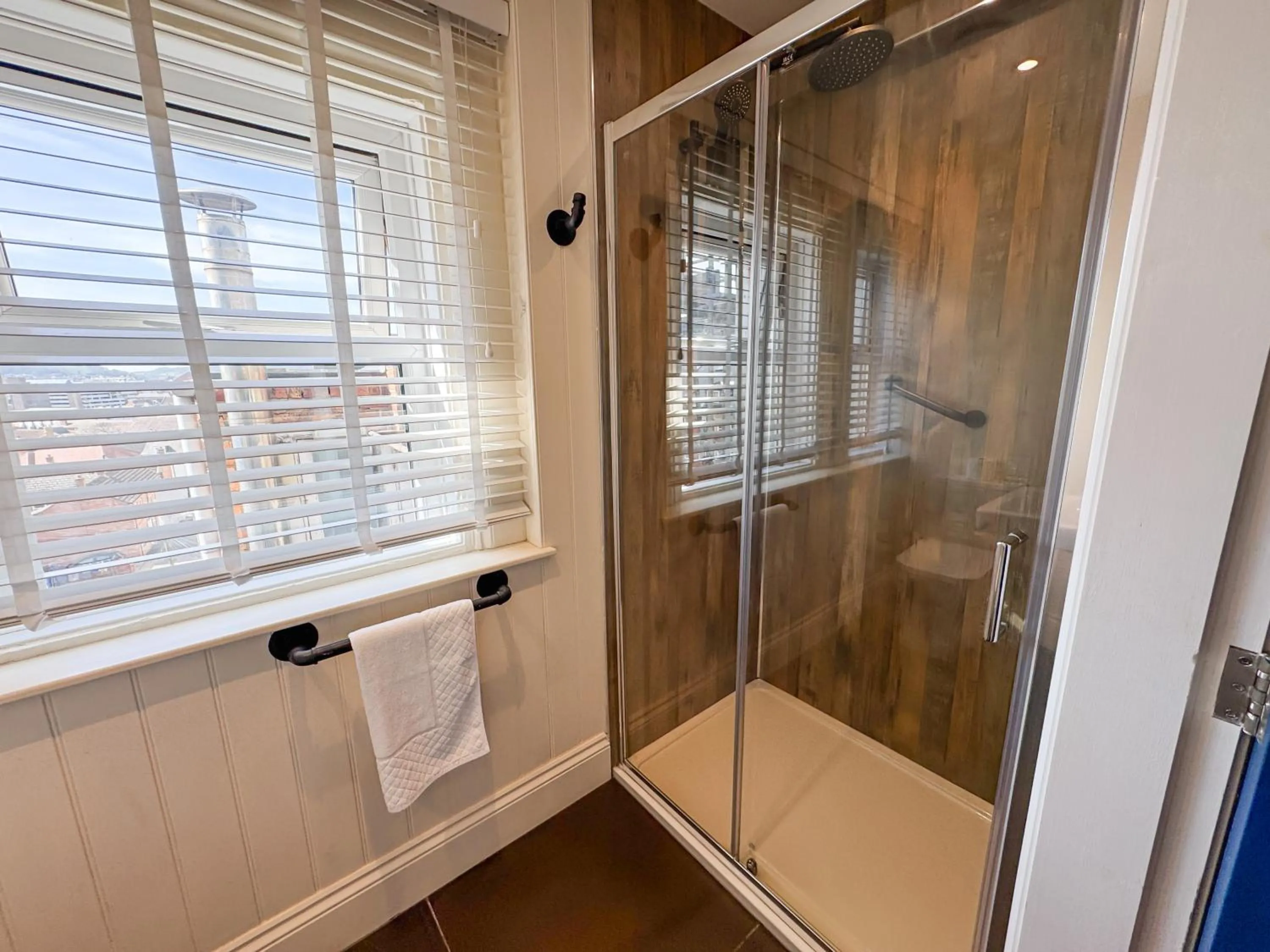 Shower in Delmont Hotel & View Restaurant