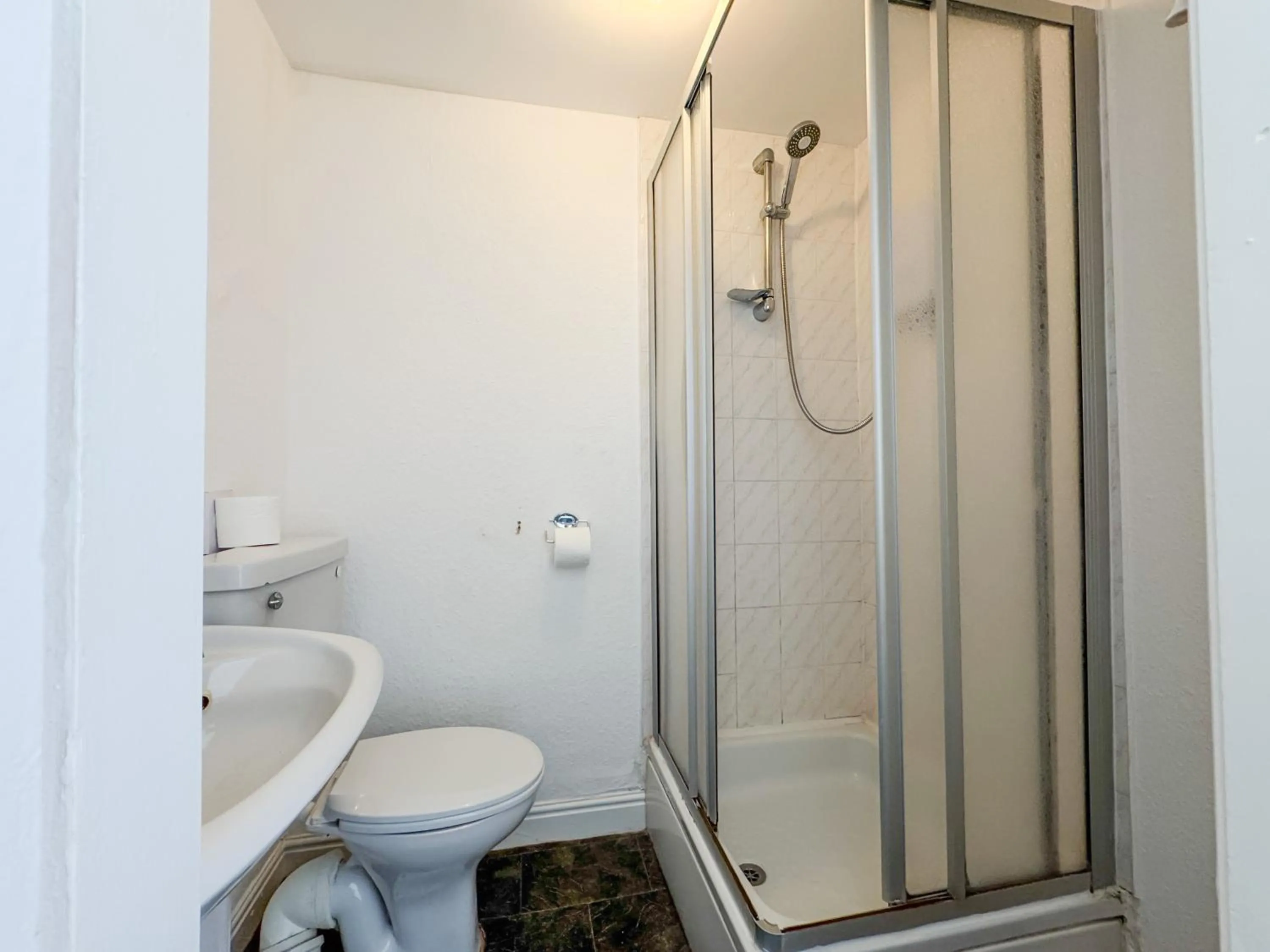 Shower in Delmont Hotel & View Restaurant