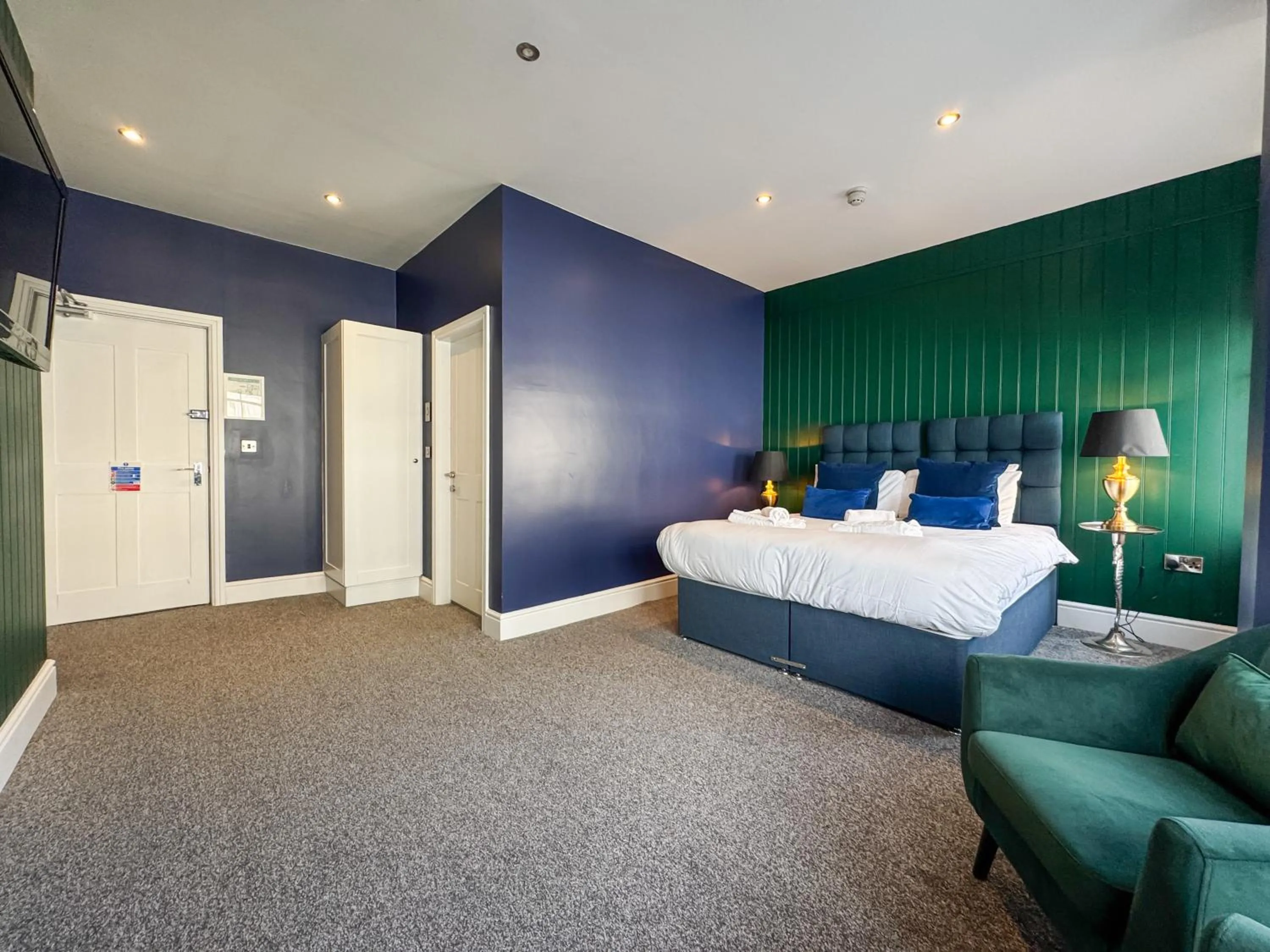 Bedroom, Bed in Delmont Hotel & View Restaurant