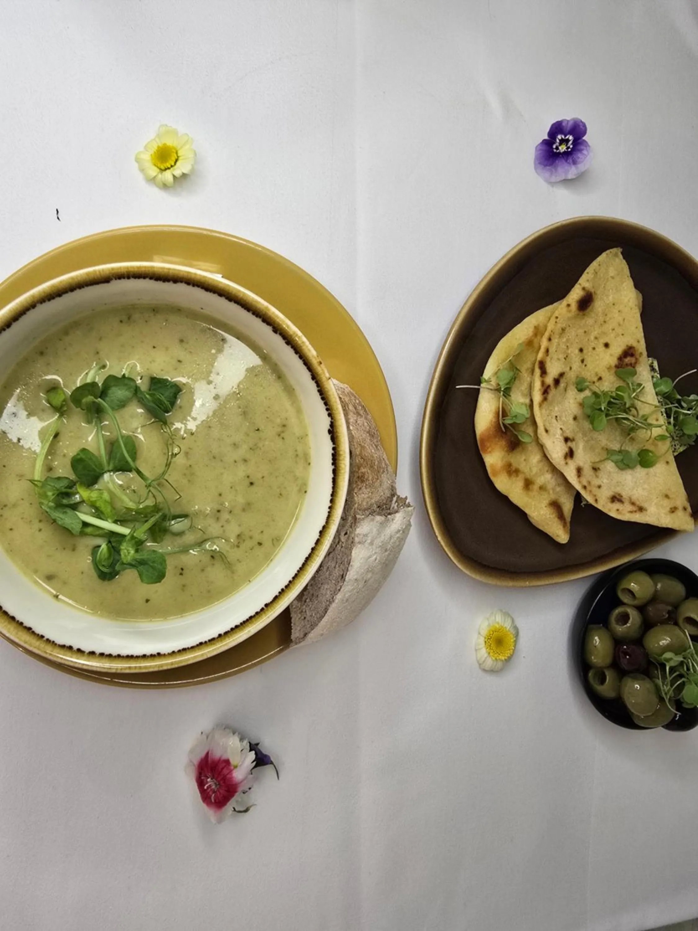 Restaurant/places to eat in Delmont Hotel & View Restaurant