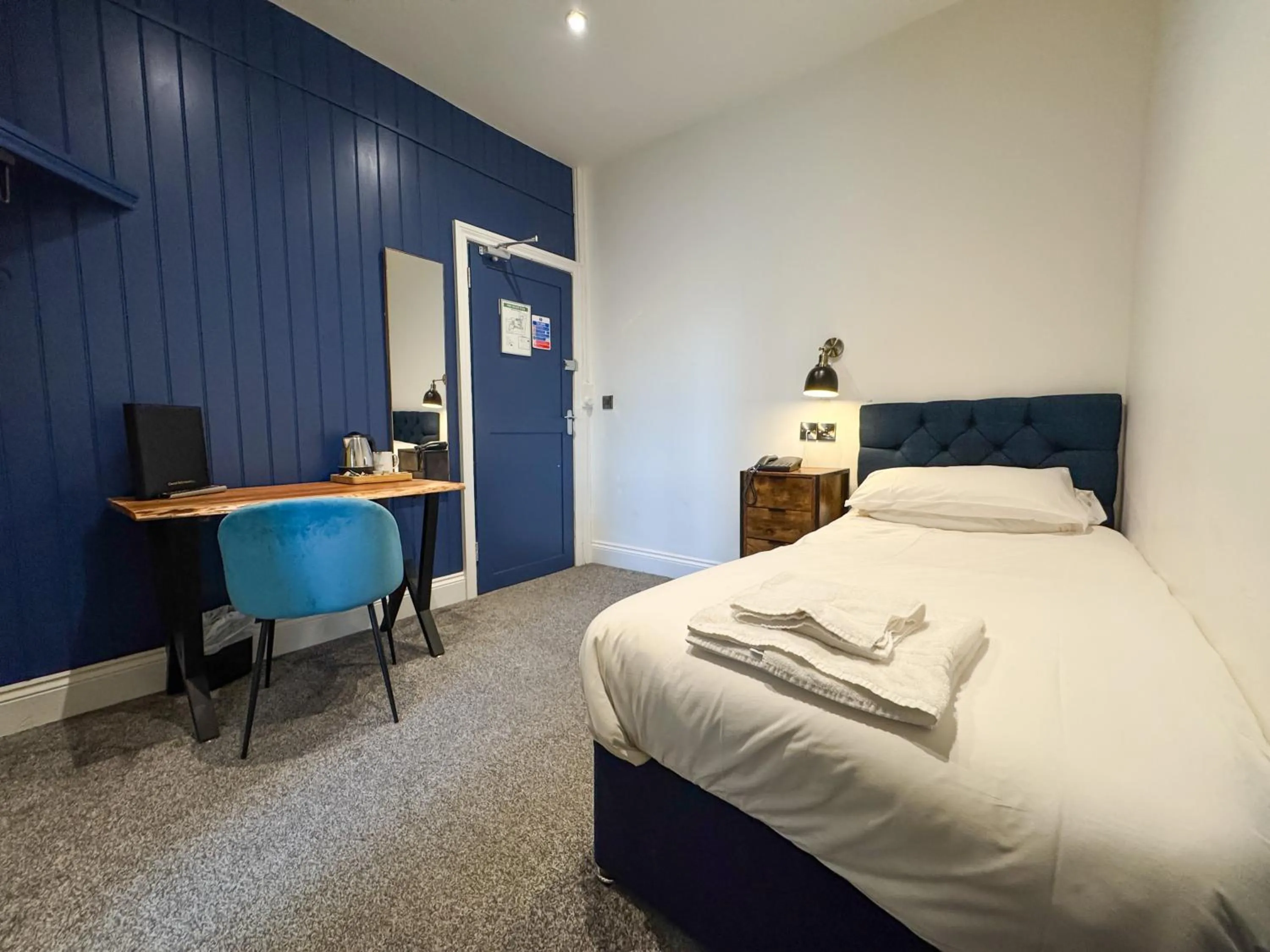 Bedroom, Bed in Delmont Hotel & View Restaurant