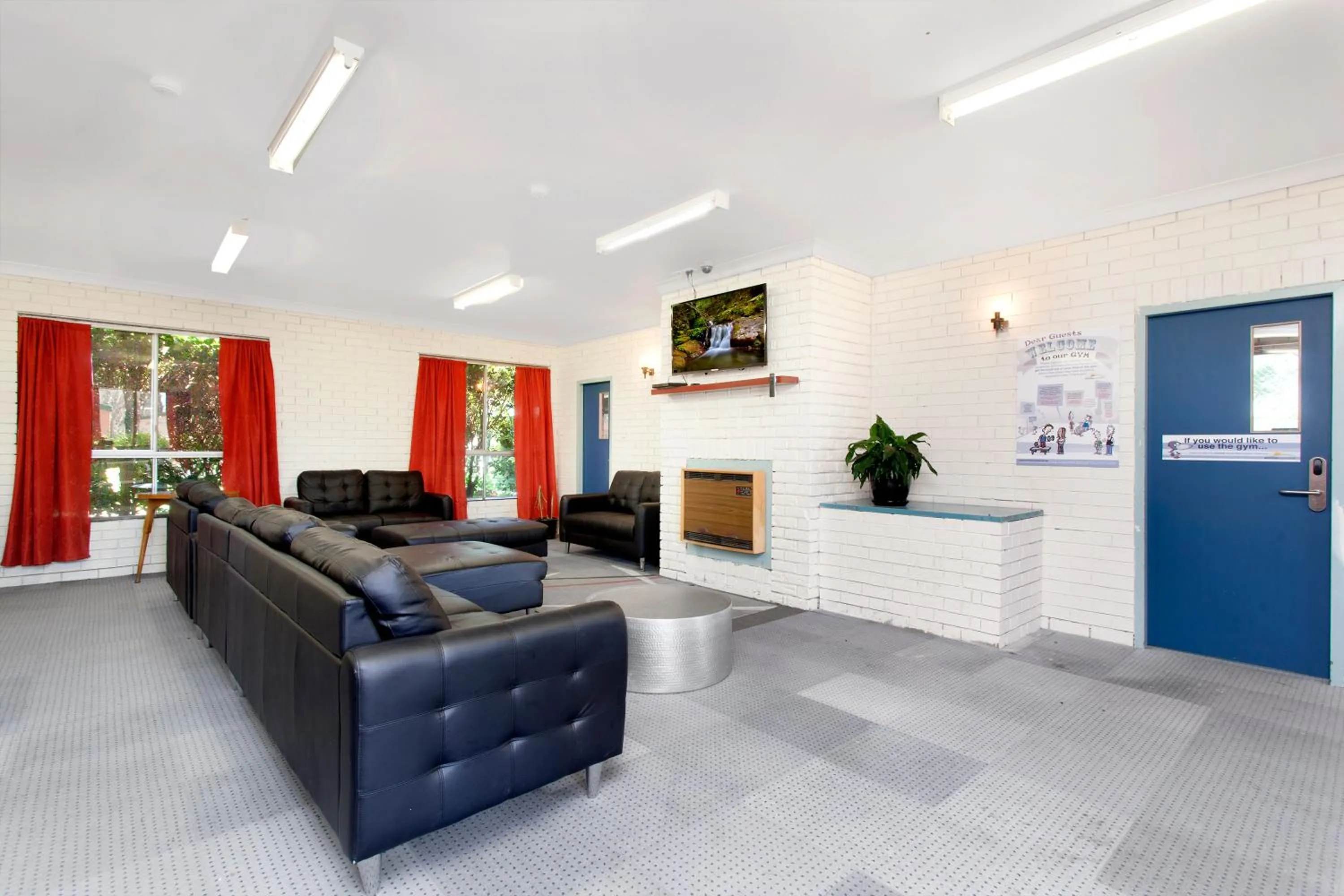 Communal lounge/ TV room in Armidale Tourist Park