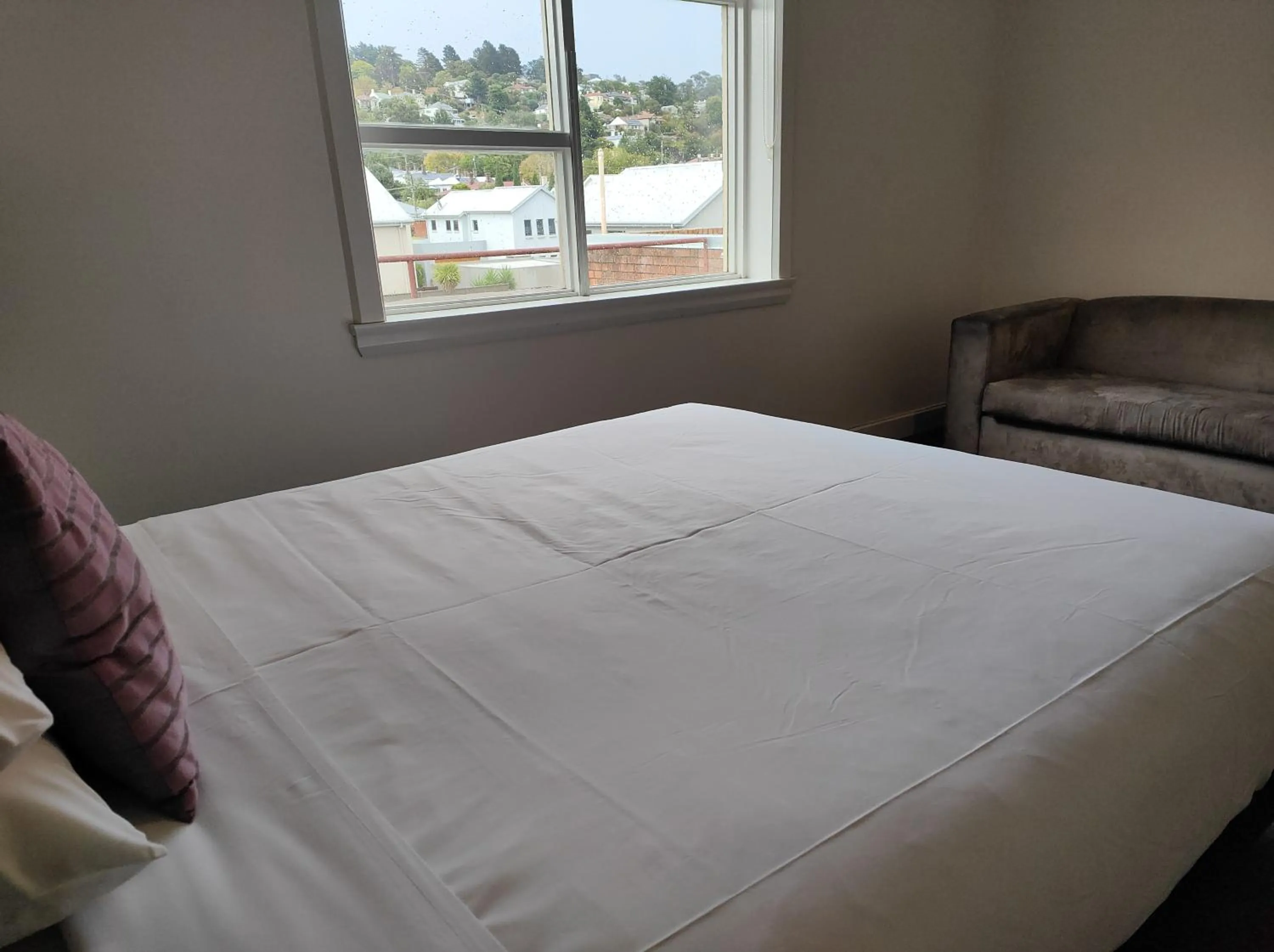 Bedroom, Bed in Centennial Inn on Bathurst