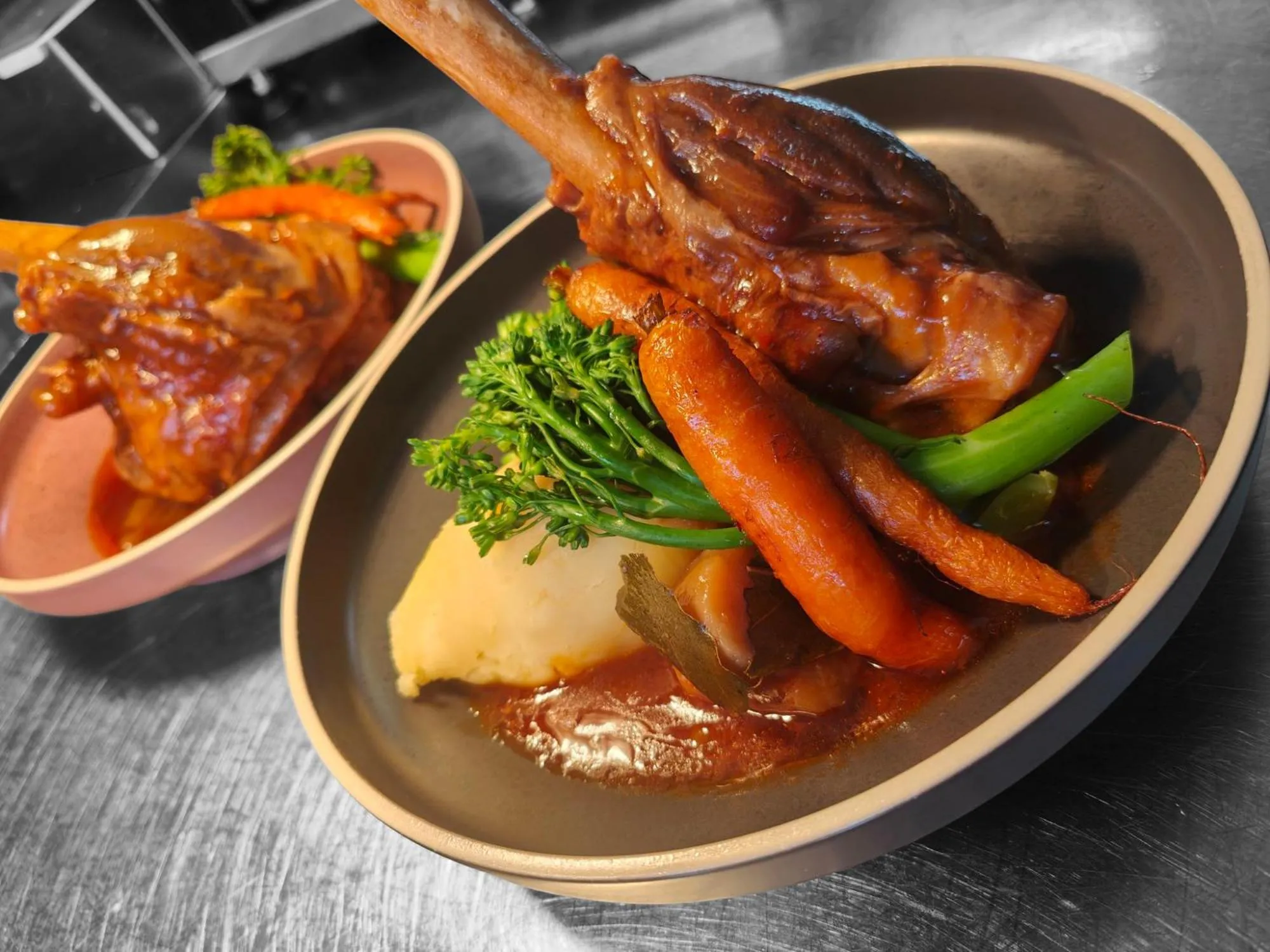 Restaurant/places to eat in Centennial Inn on Bathurst