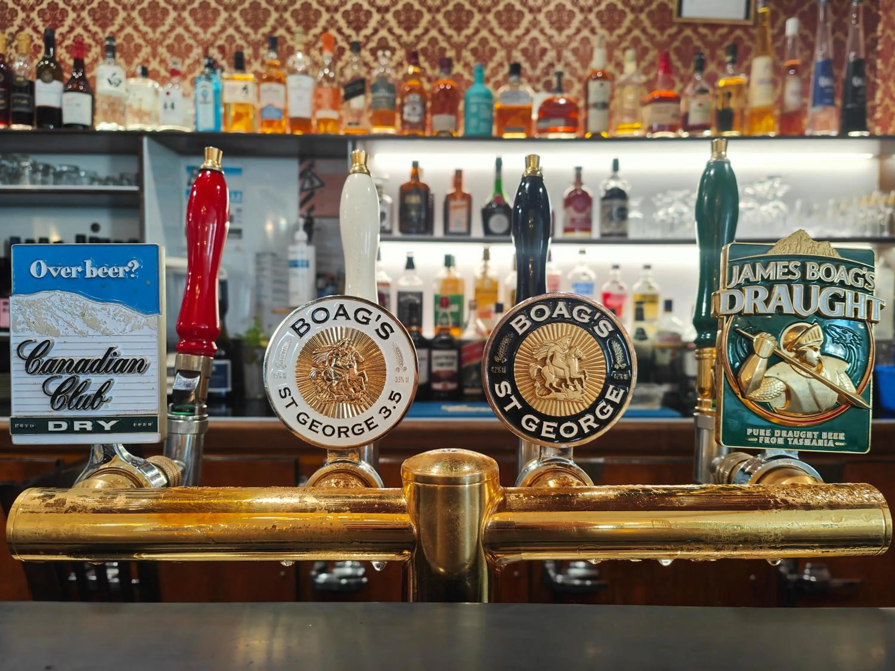 Lounge or bar in Centennial Inn on Bathurst