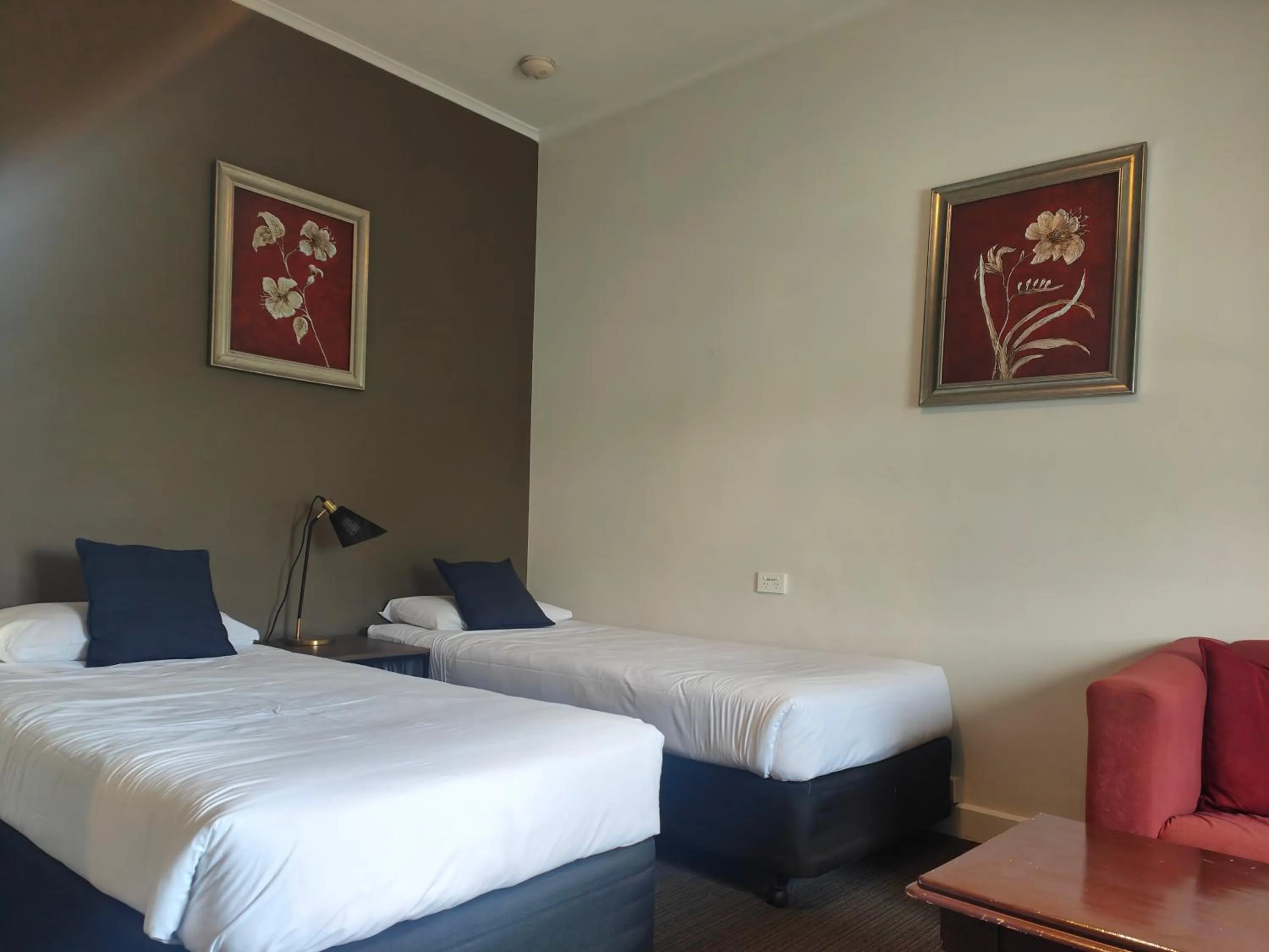 Bedroom, Bed in Centennial Inn on Bathurst