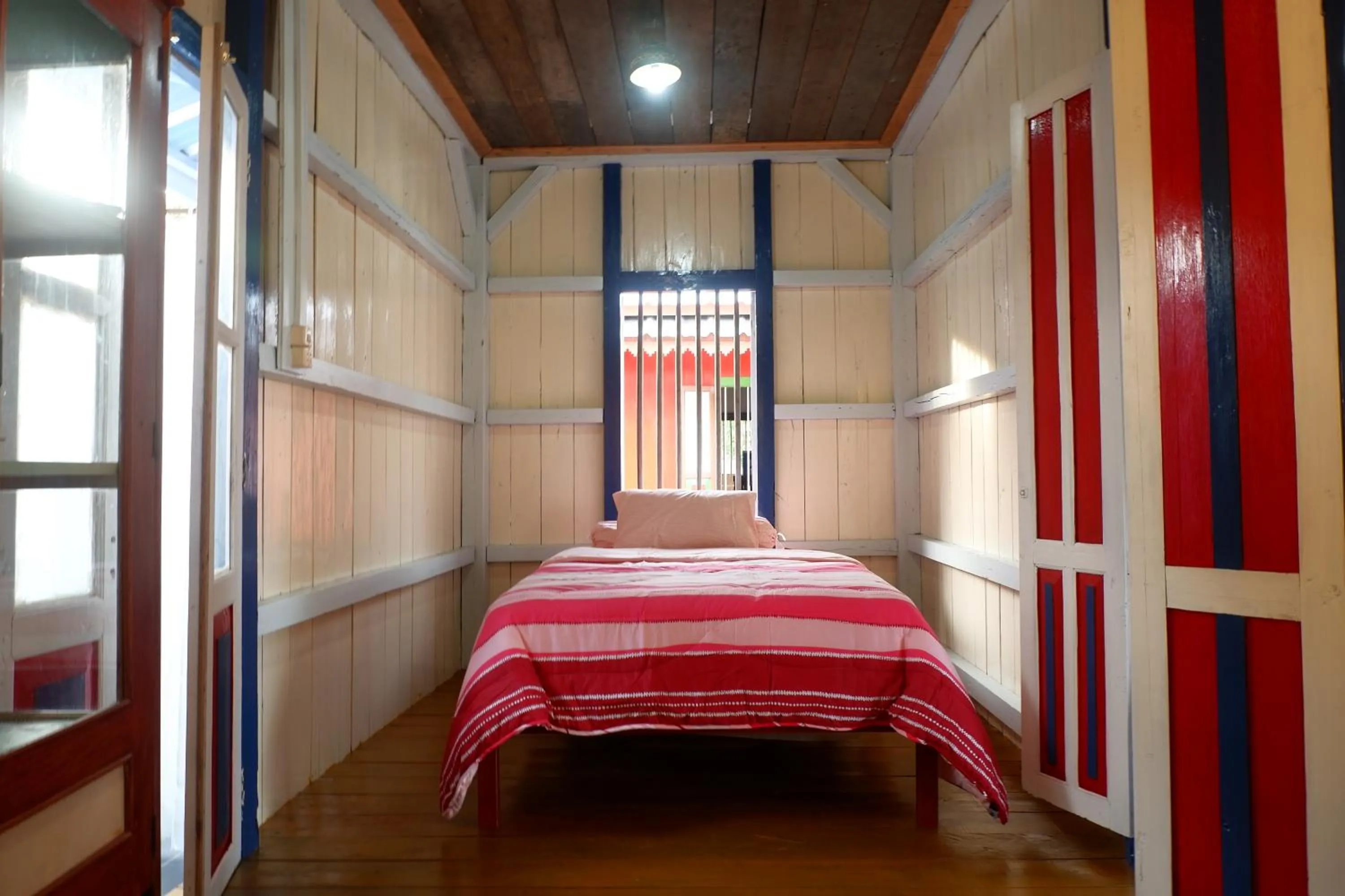 Bedroom, Bed in Rock and Wreck Dive Resort