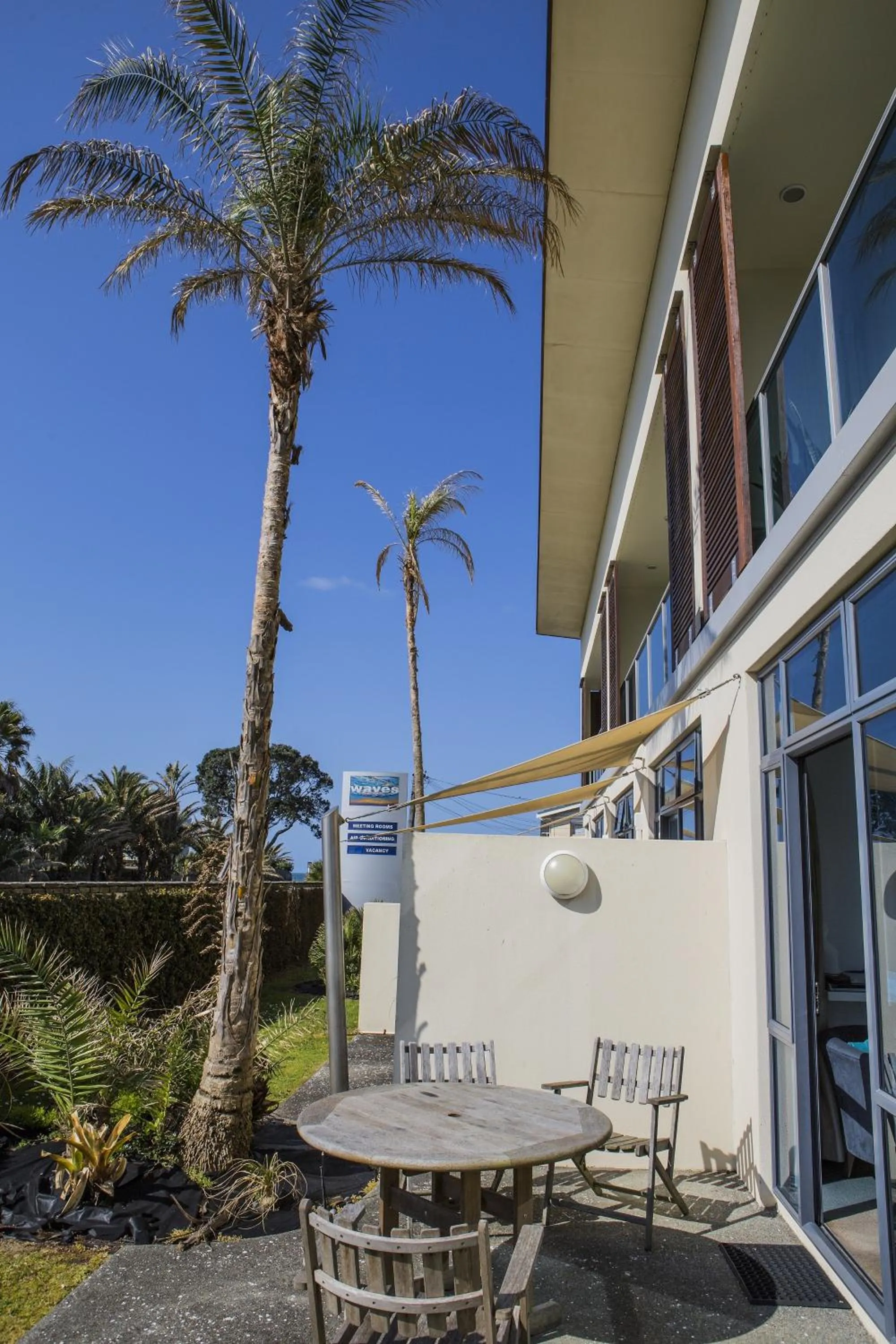 Facade/entrance in Waves