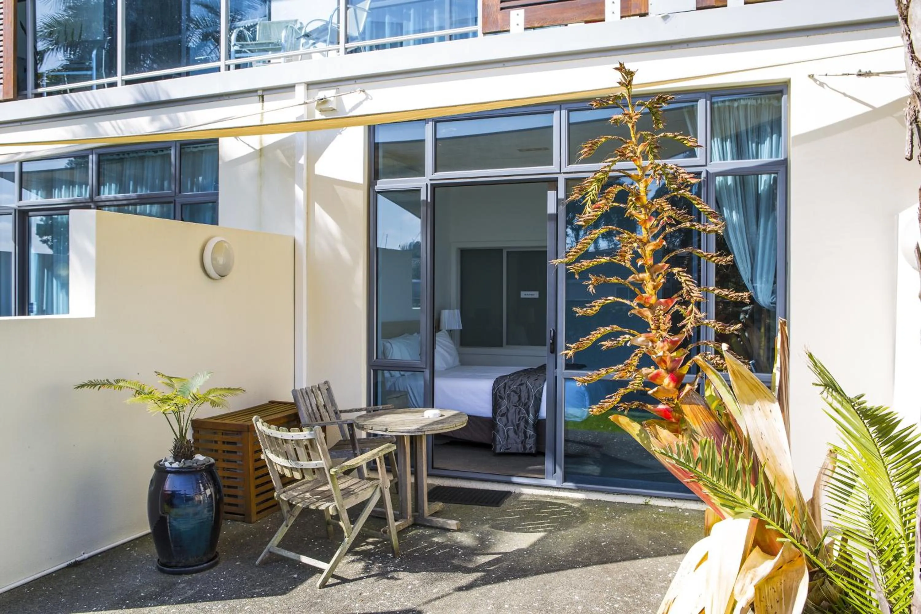 Facade/entrance in Waves