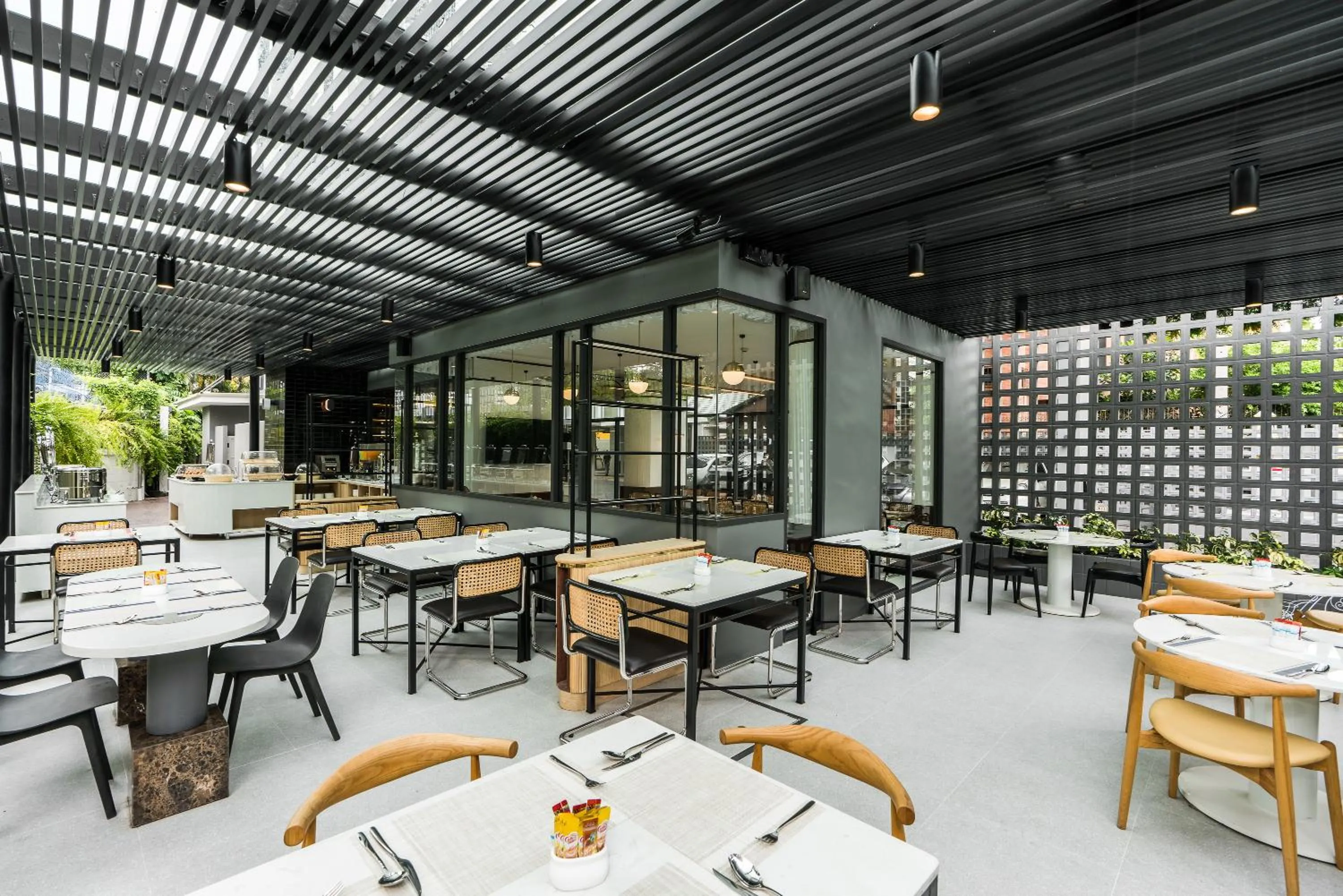 Restaurant/places to eat in Hotel Amber Sukhumvit 85