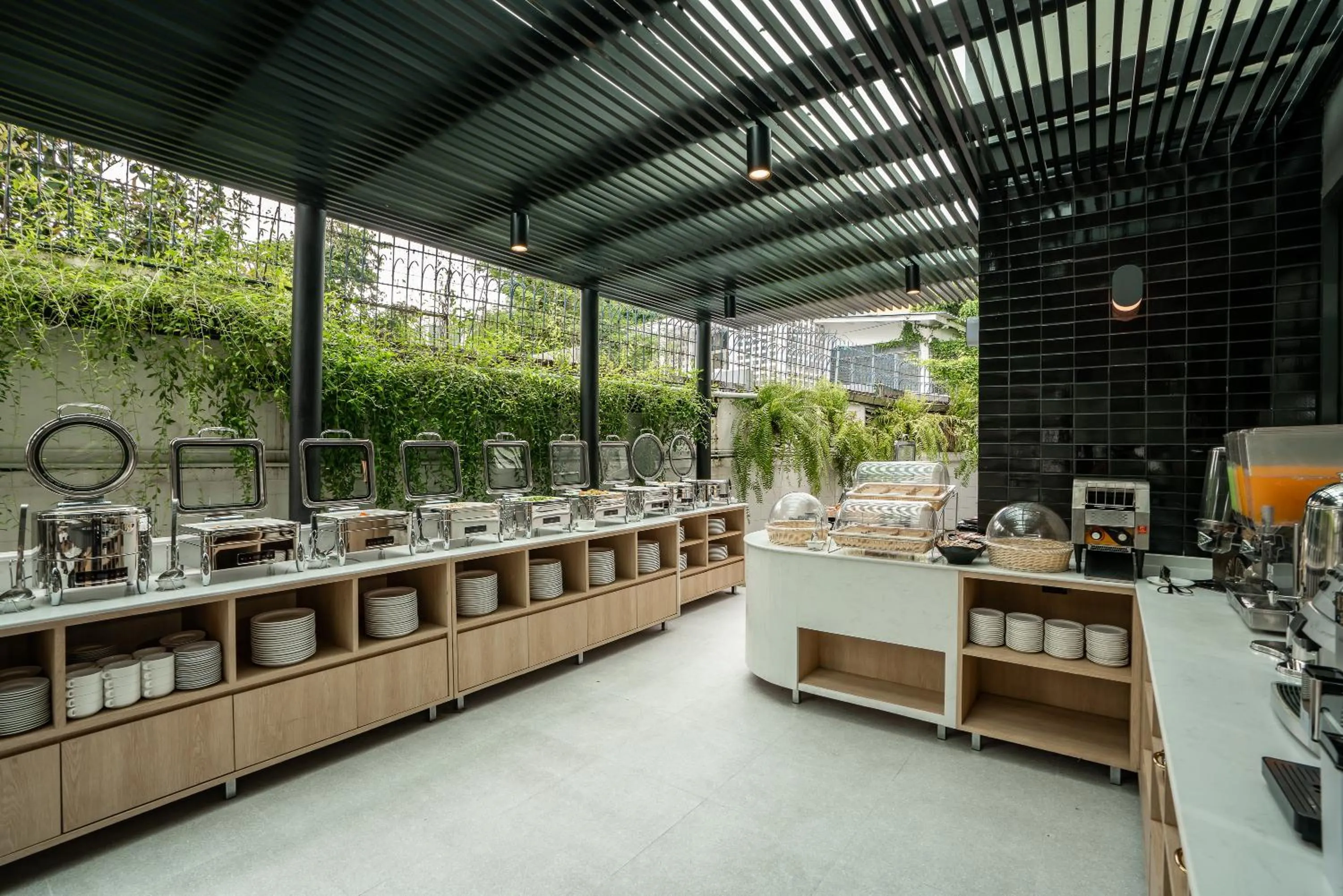 Restaurant/places to eat in Hotel Amber Sukhumvit 85