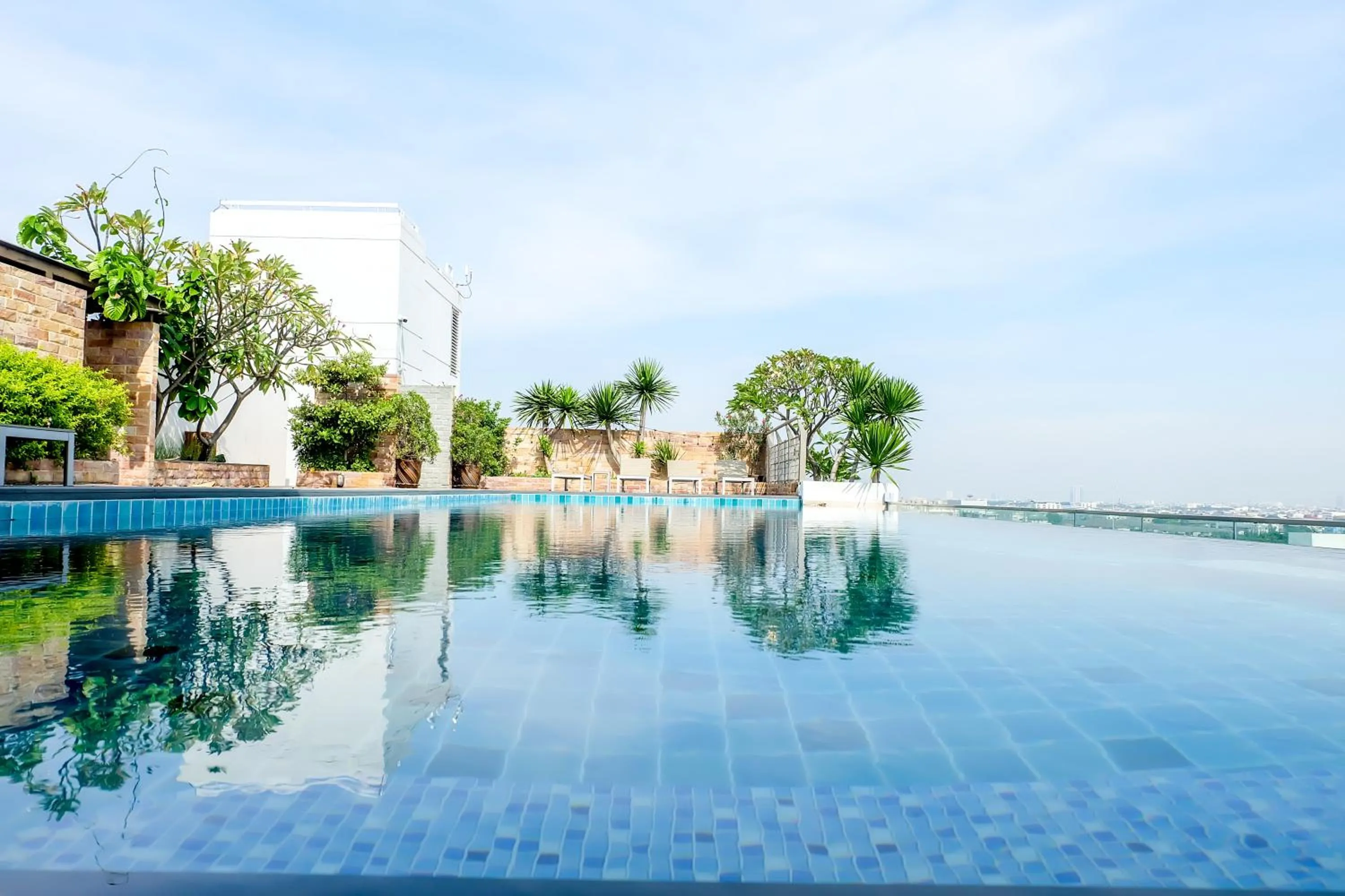 Swimming pool in Park Village Rama II