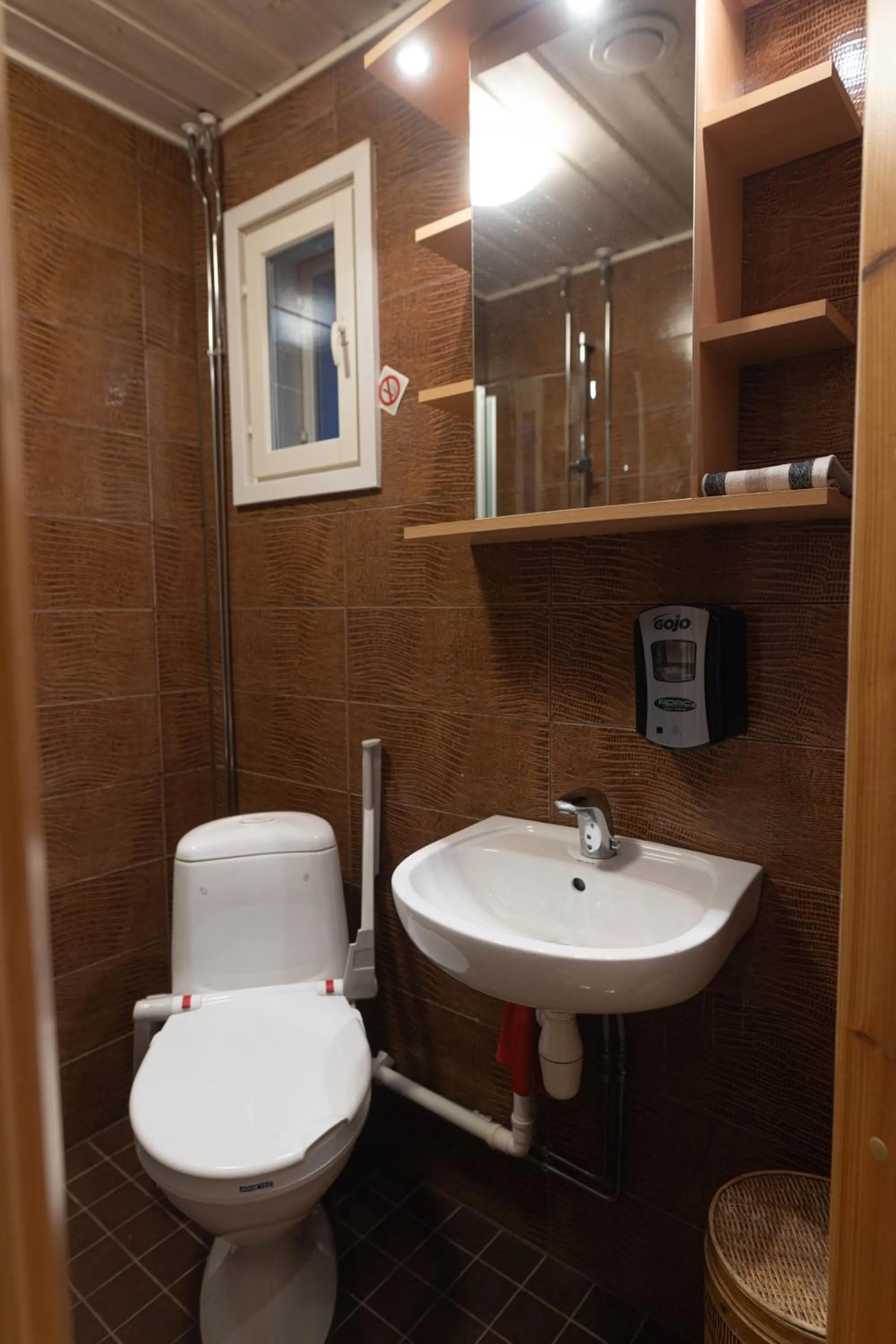 Toilet in Aaria Bed and Breakfast