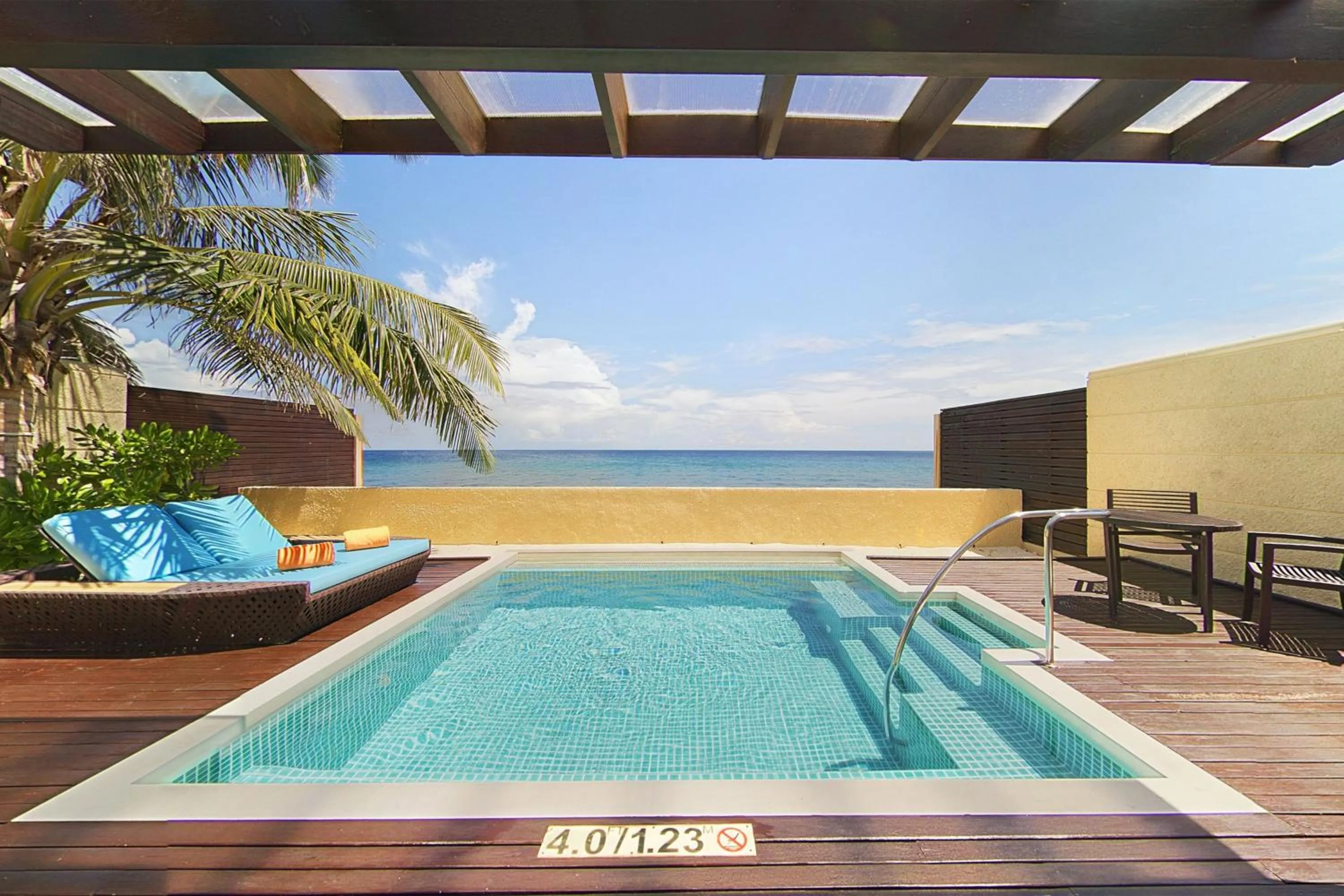 Swimming pool in Sheraton Maldives Full Moon Resort & Spa